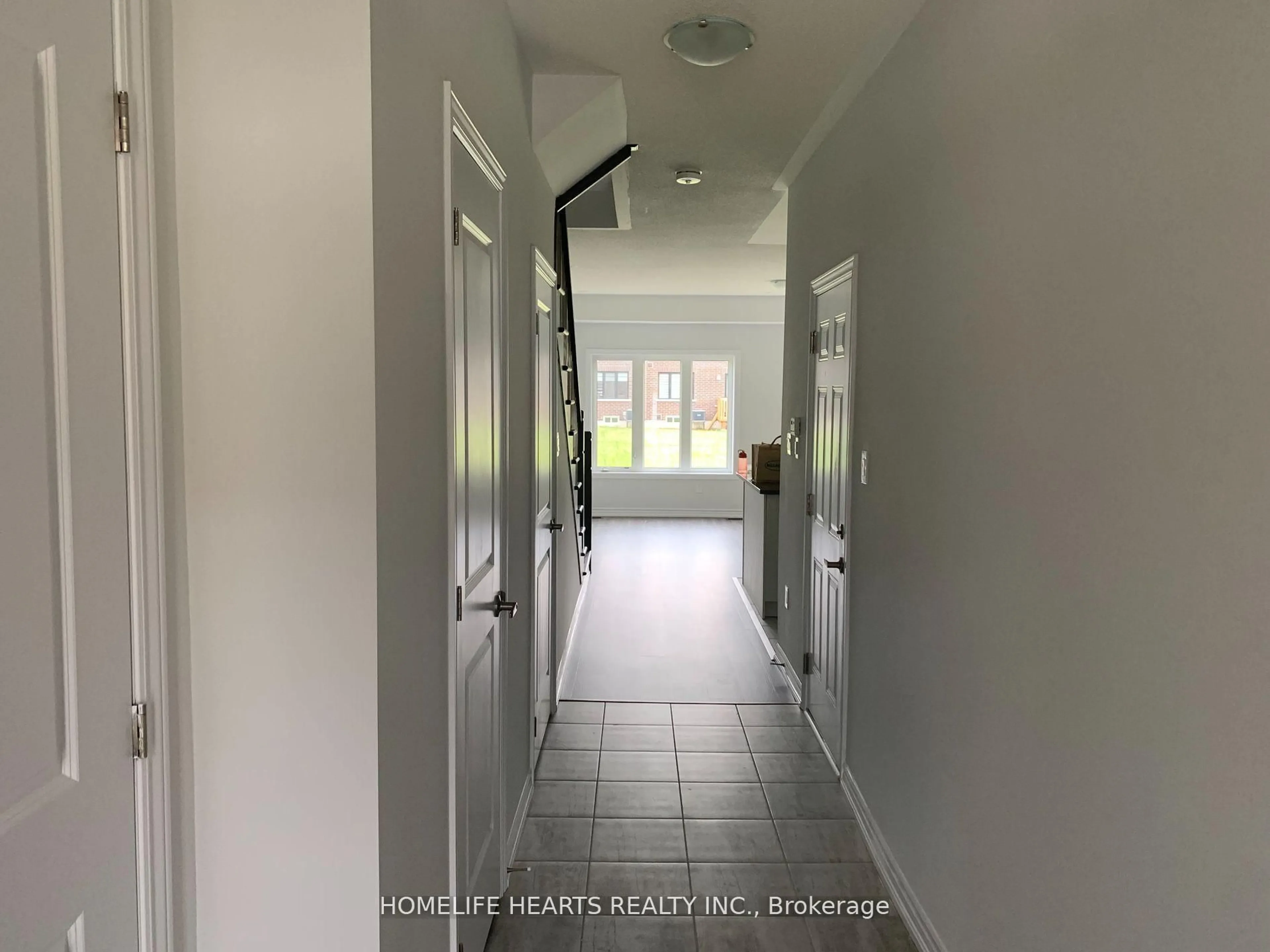 Indoor entryway for 15 Admiral Rd, Welland Ontario L3B 0H3