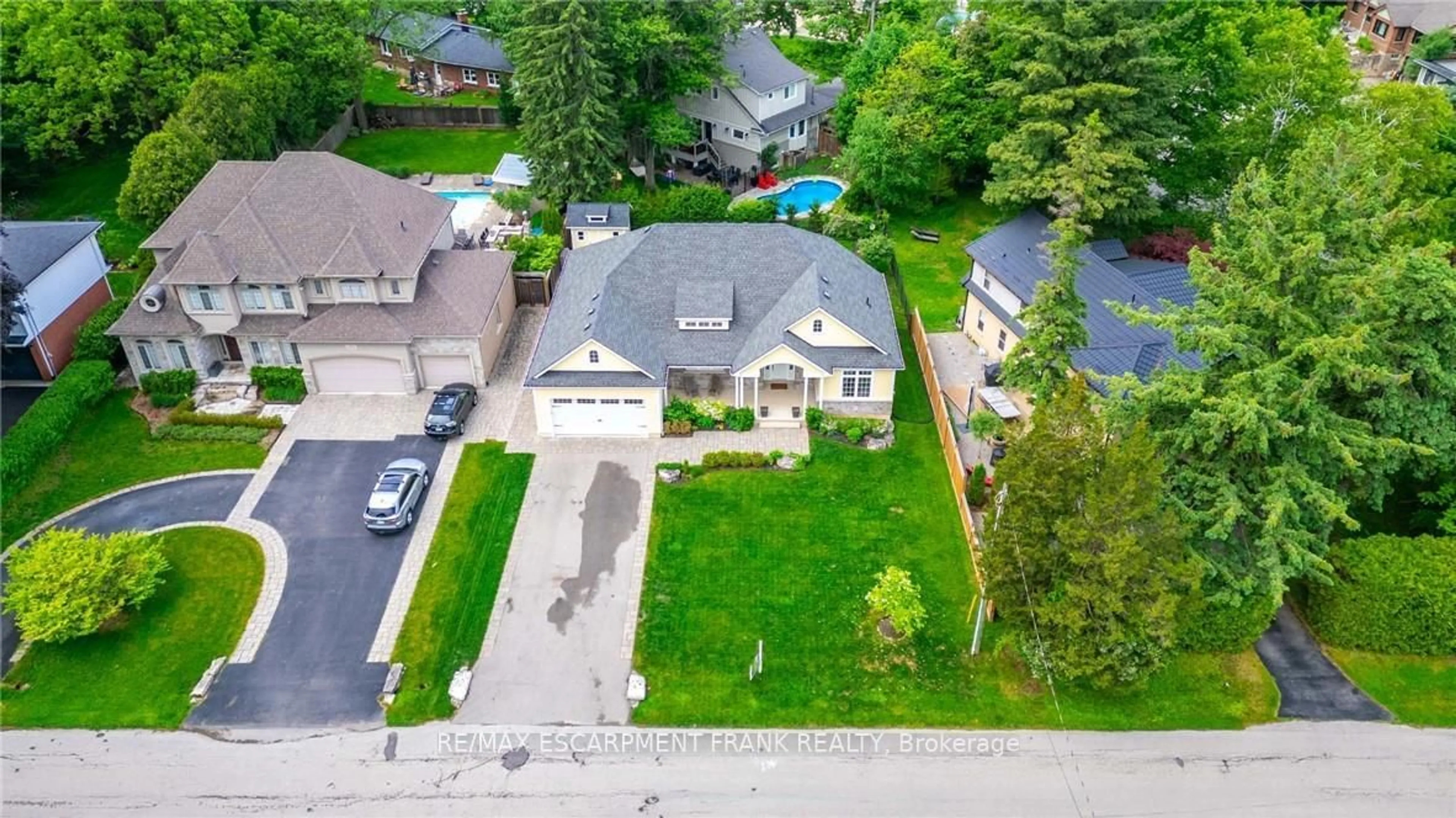 A pic from outside/outdoor area/front of a property/back of a property/a pic from drone, street for 157 Terrence Park Dr, Hamilton Ontario L9G 1C6