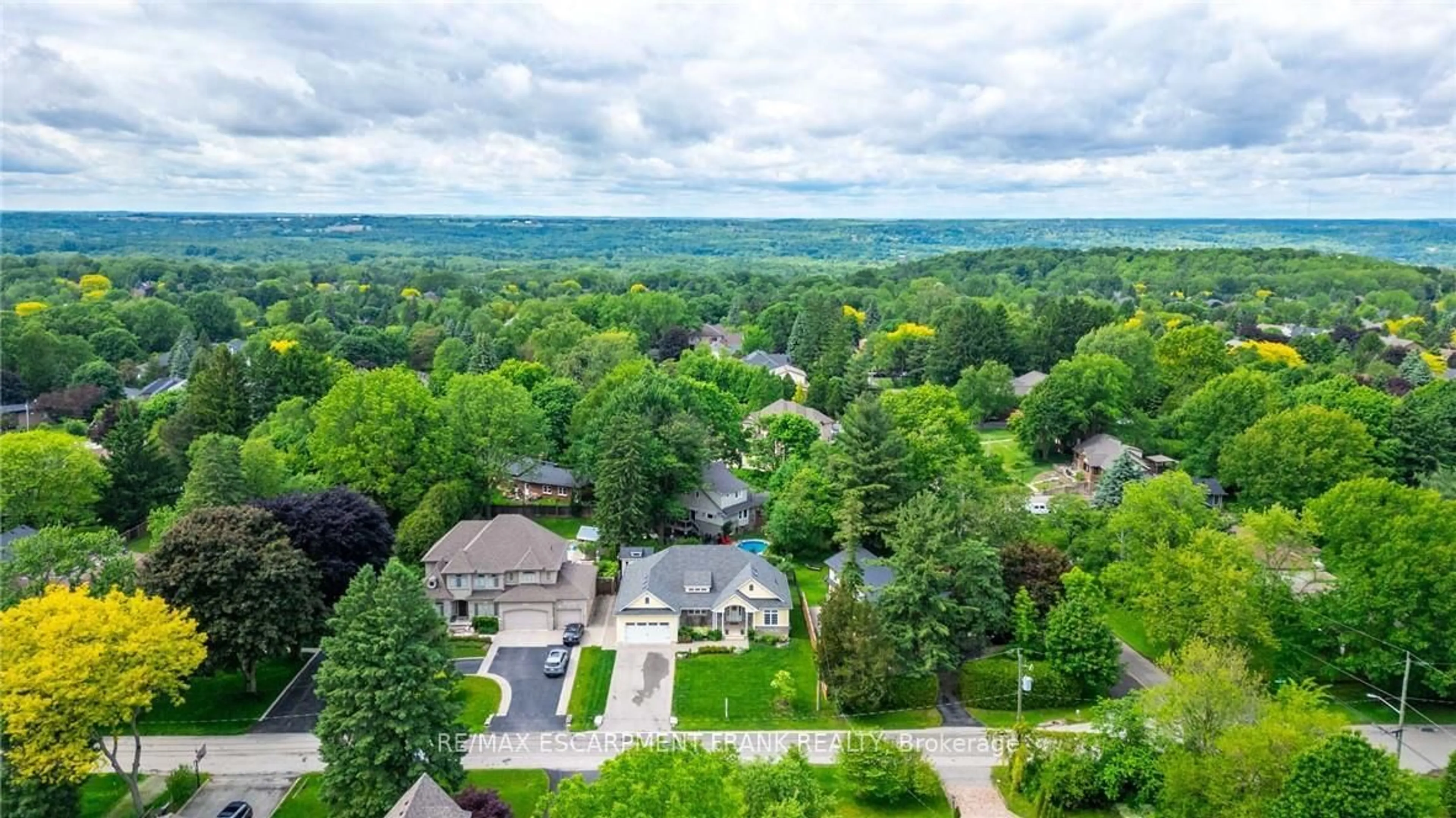 A pic from outside/outdoor area/front of a property/back of a property/a pic from drone, unknown for 157 Terrence Park Dr, Hamilton Ontario L9G 1C6