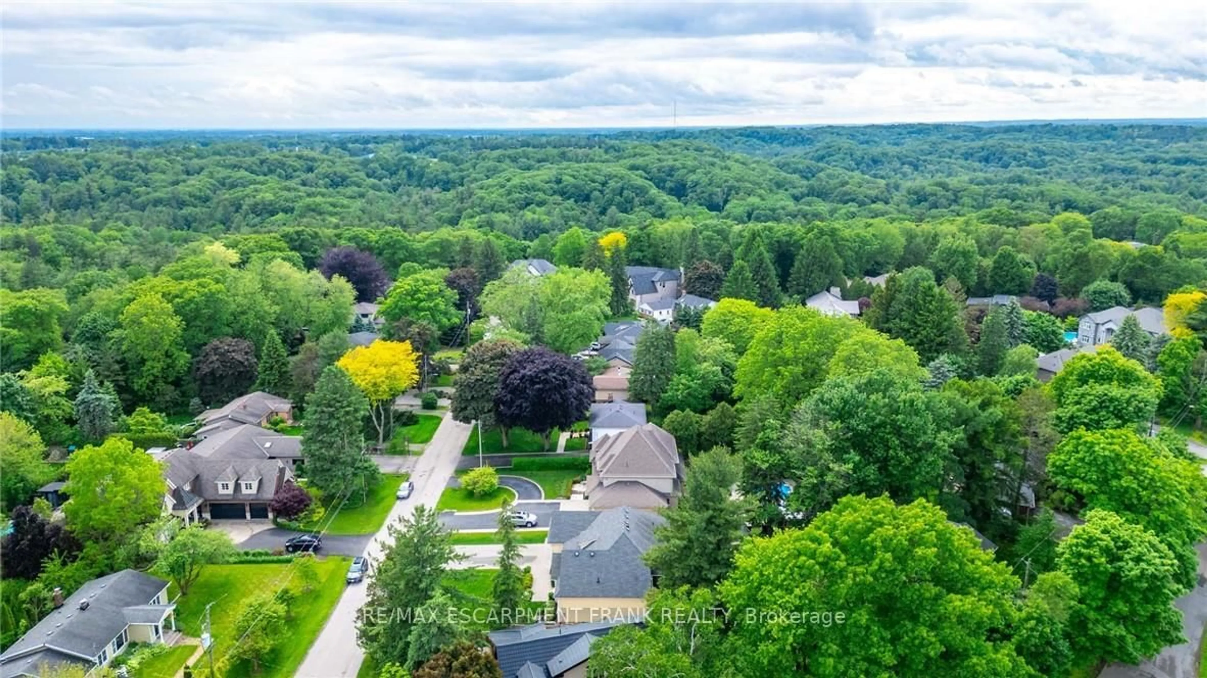 A pic from outside/outdoor area/front of a property/back of a property/a pic from drone, unknown for 157 Terrence Park Dr, Hamilton Ontario L9G 1C6