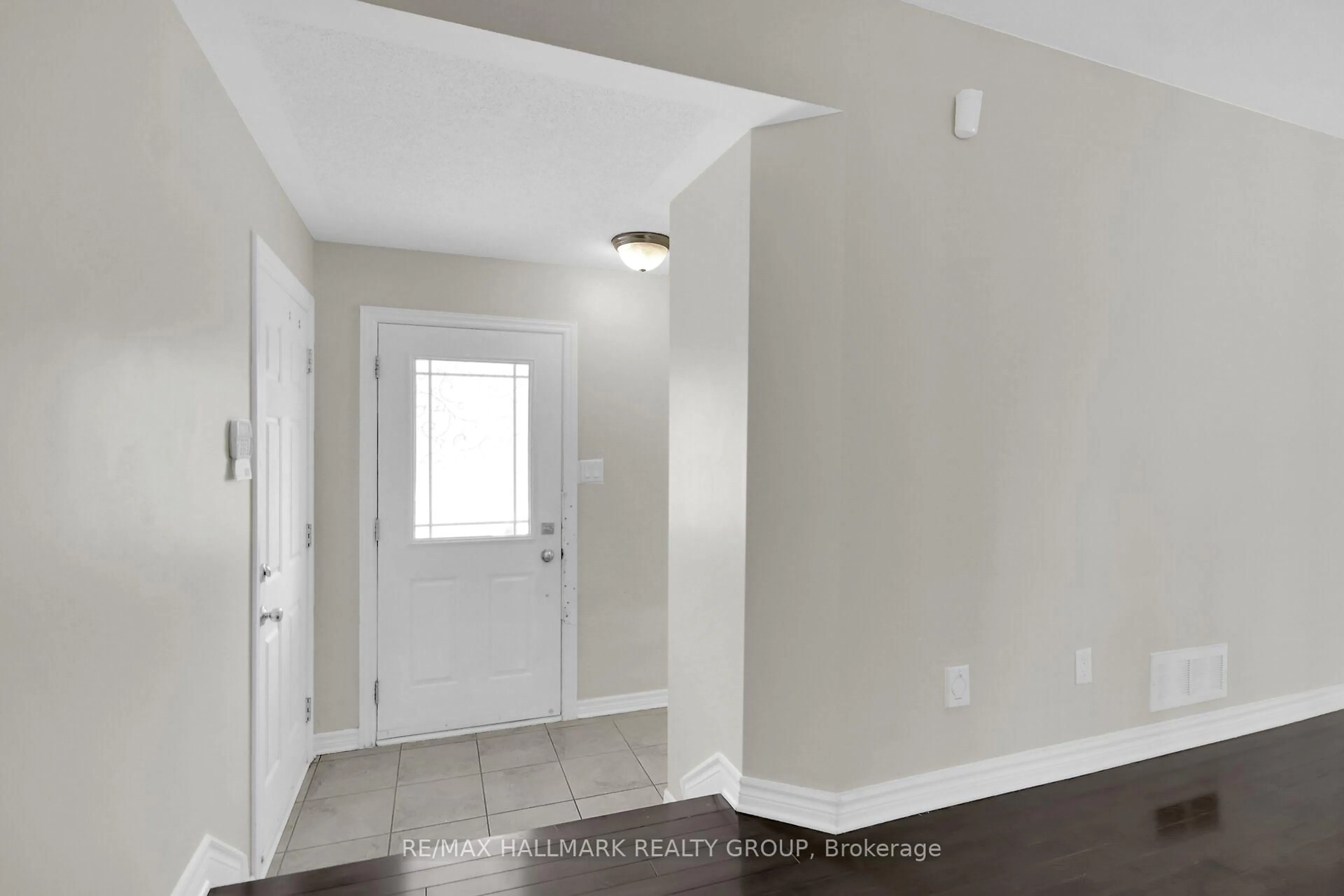 Indoor entryway for 418 Temiskaming Cres, Ottawa Ontario K2J 0V4