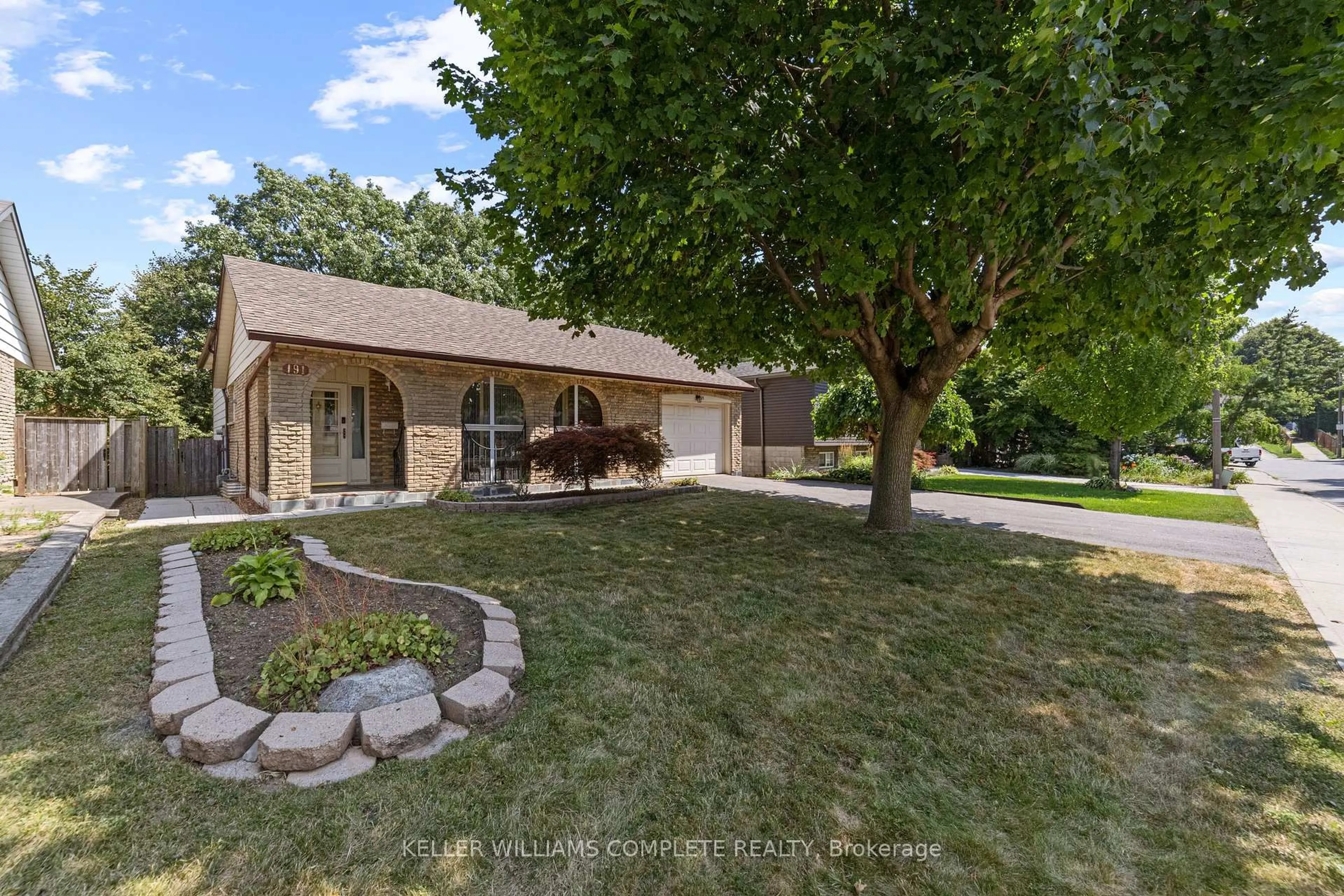 A pic from outside/outdoor area/front of a property/back of a property/a pic from drone, street for 191 Appleford Crt, Hamilton Ontario L9C 5Y4