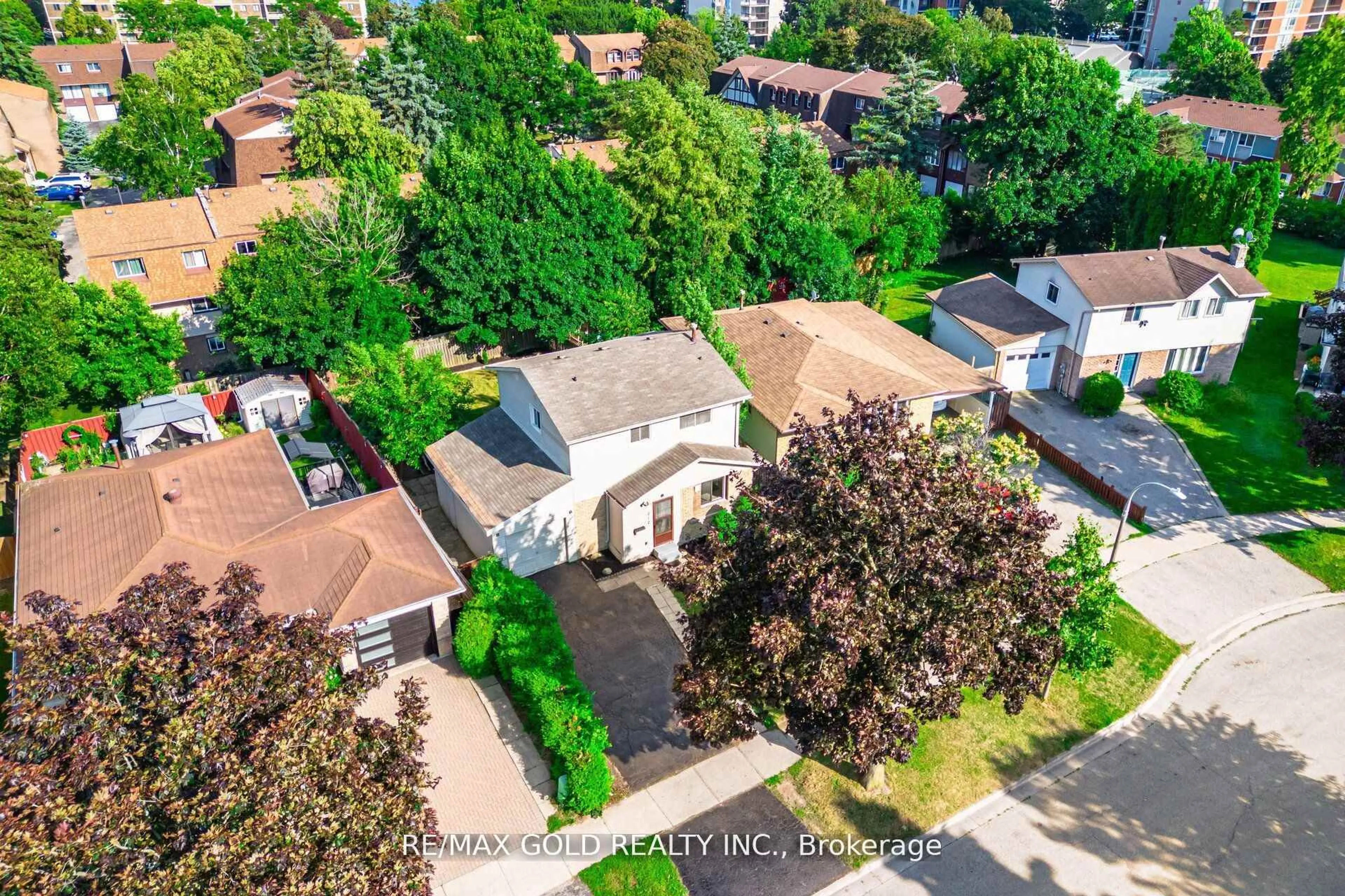 A pic from outside/outdoor area/front of a property/back of a property/a pic from drone, street for 212 Cedarwoods Cres, Kitchener Ontario N2C 2J8