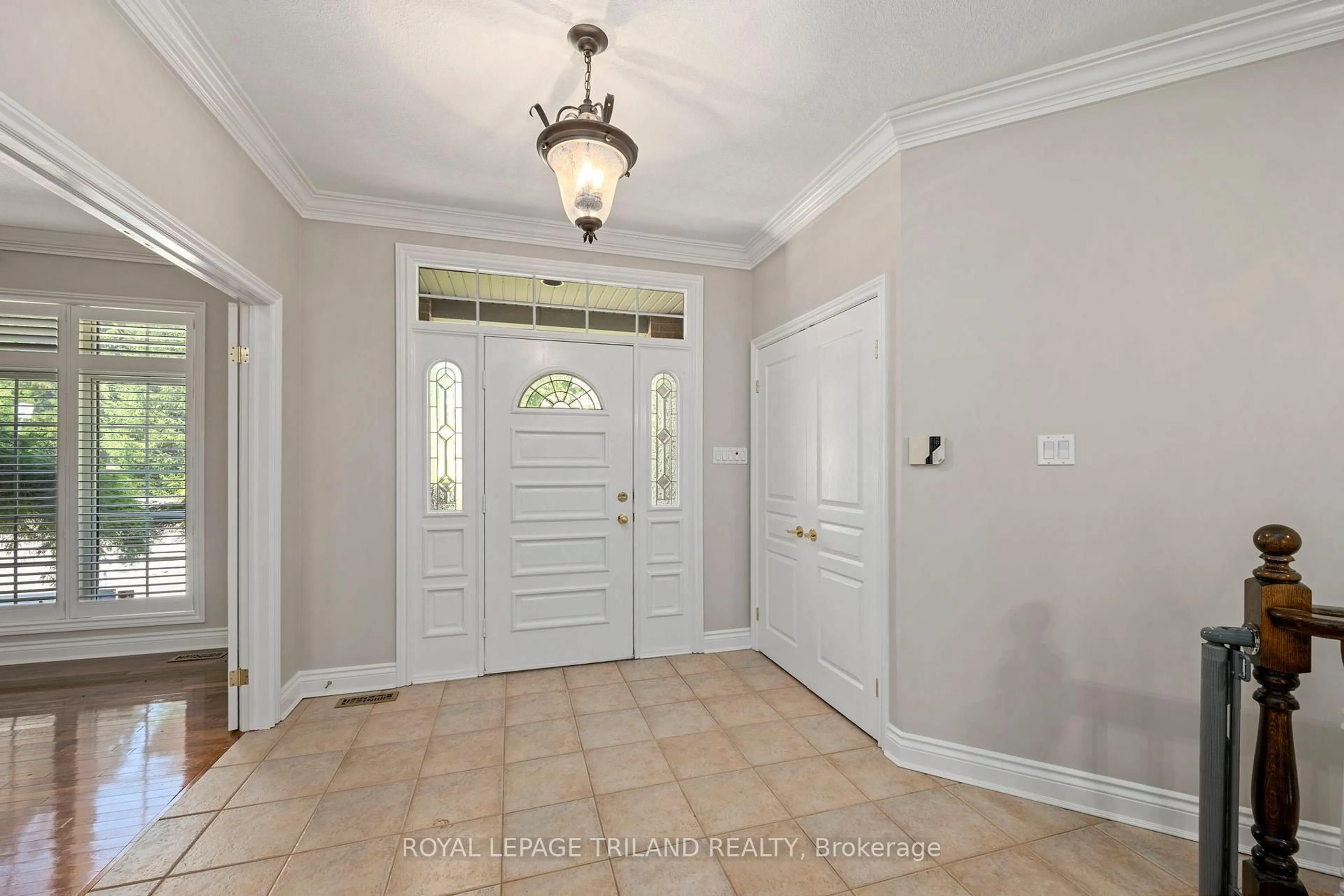 Indoor entryway for 537 Crestwood Dr #1, London South Ontario N6K 1Y1