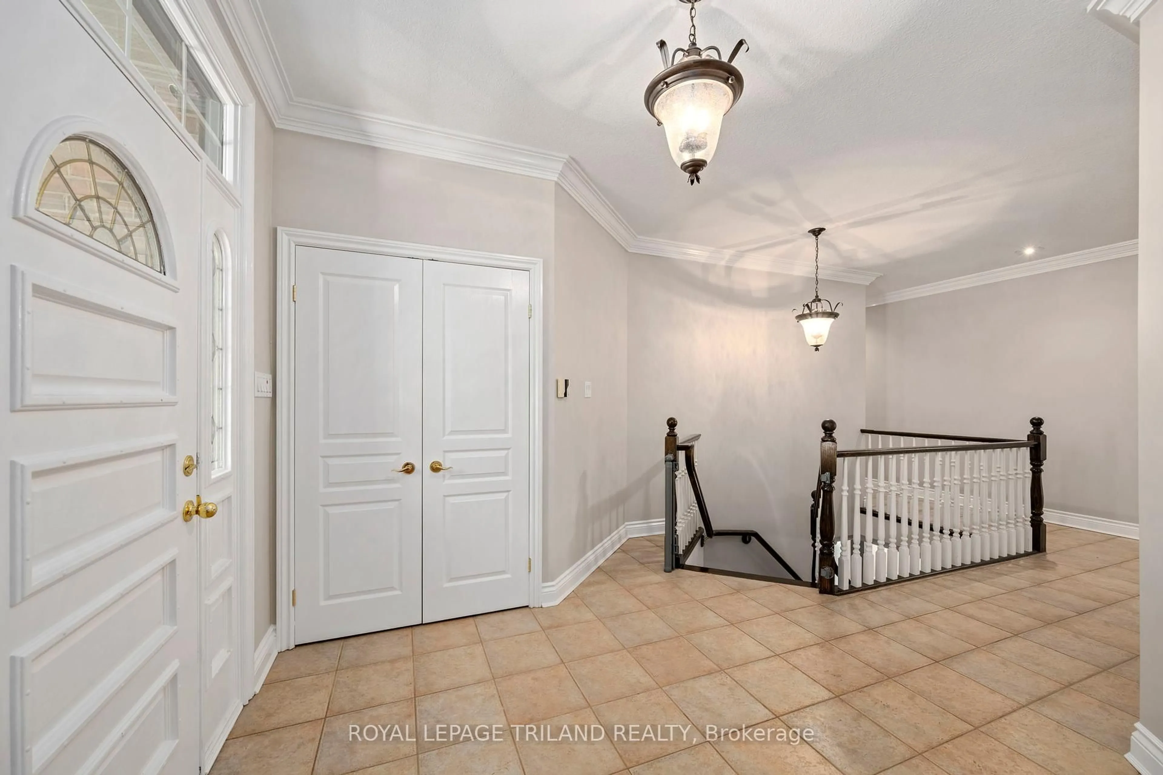 Indoor entryway for 537 Crestwood Dr #1, London South Ontario N6K 1Y1