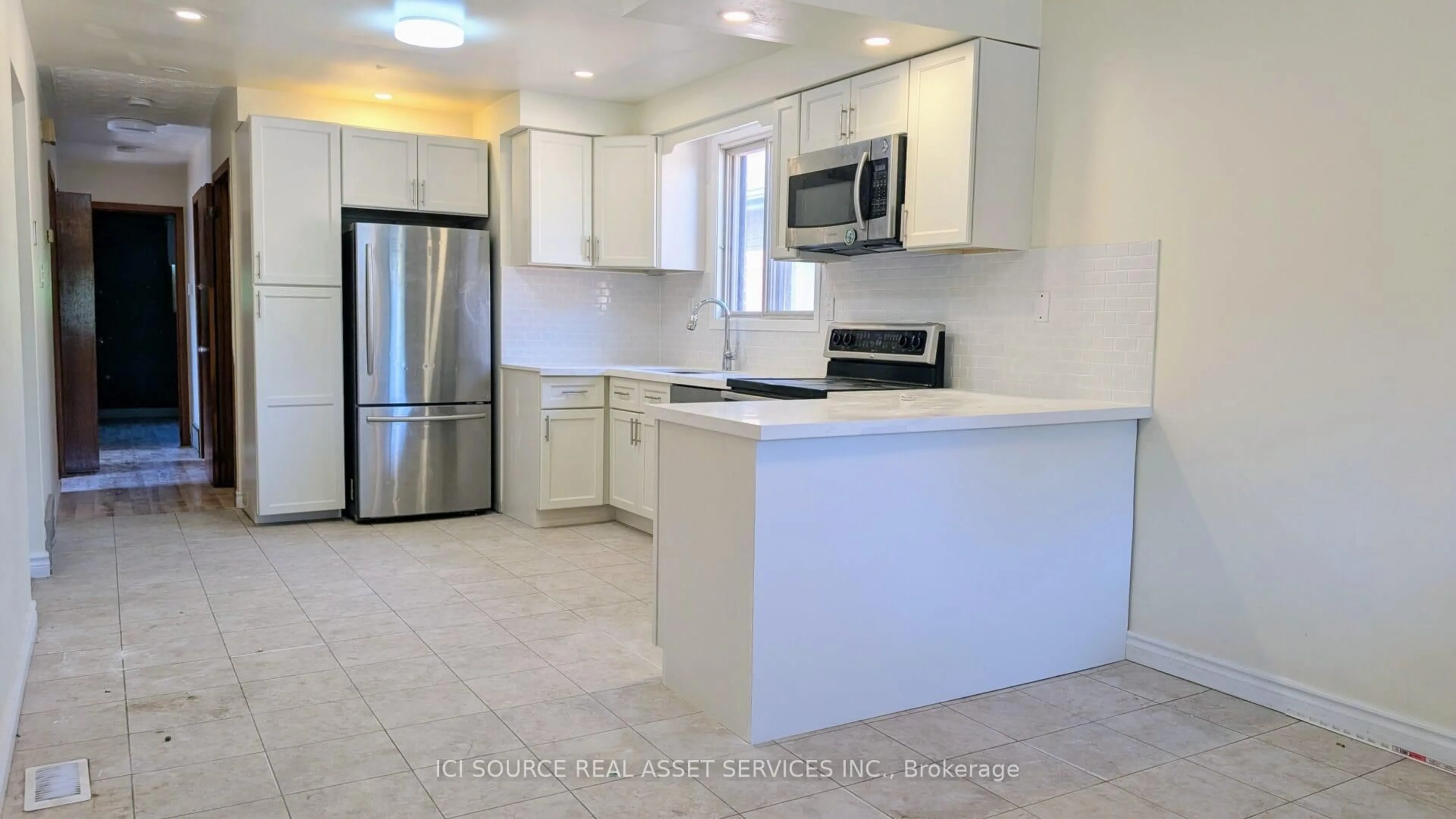 Open concept kitchen, ceramic/tile floor for 934 Lawrence Rd, Hamilton Ontario L8K 2A6