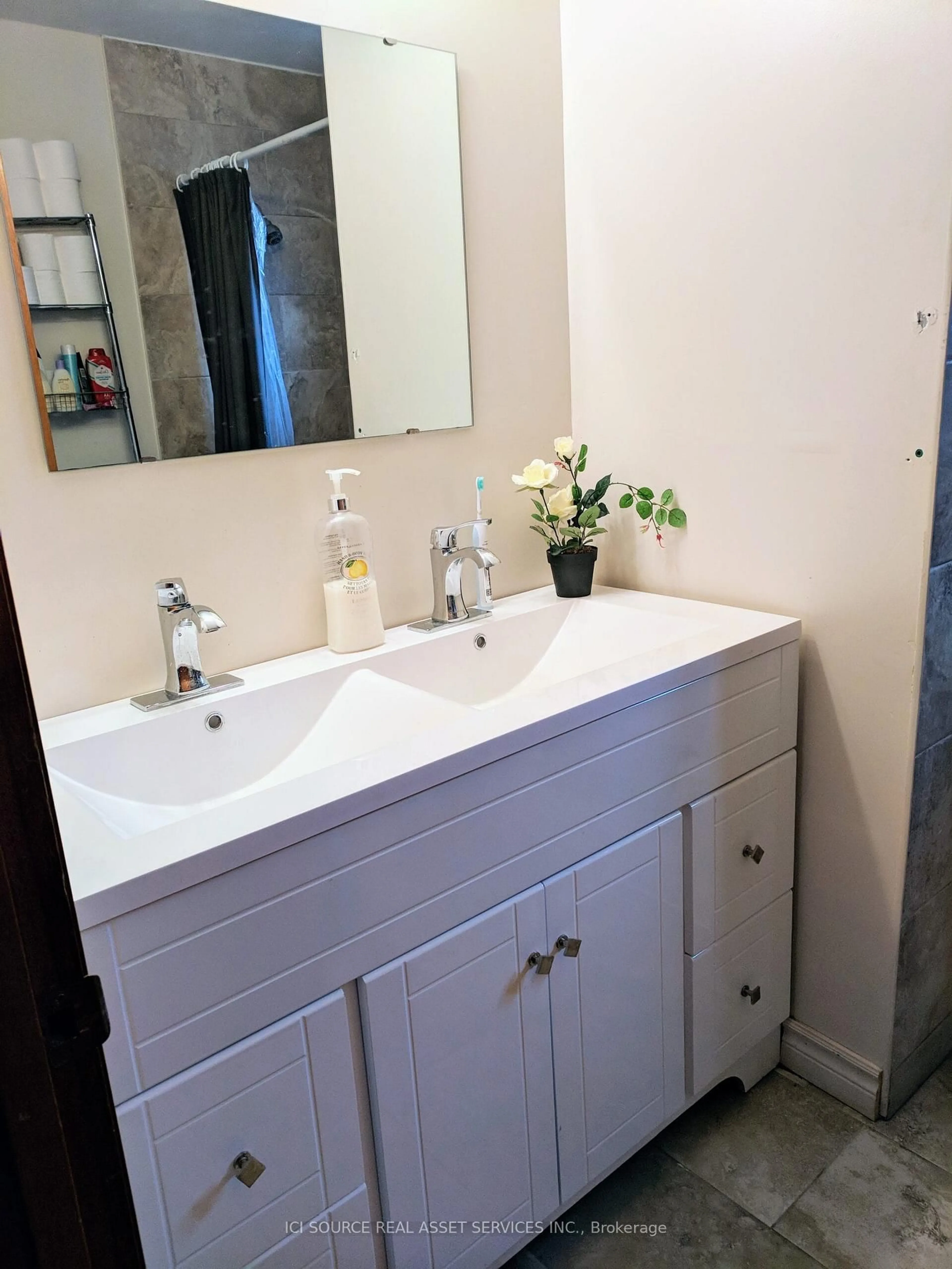 Standard bathroom, ceramic/tile floor for 934 Lawrence Rd, Hamilton Ontario L8K 2A6