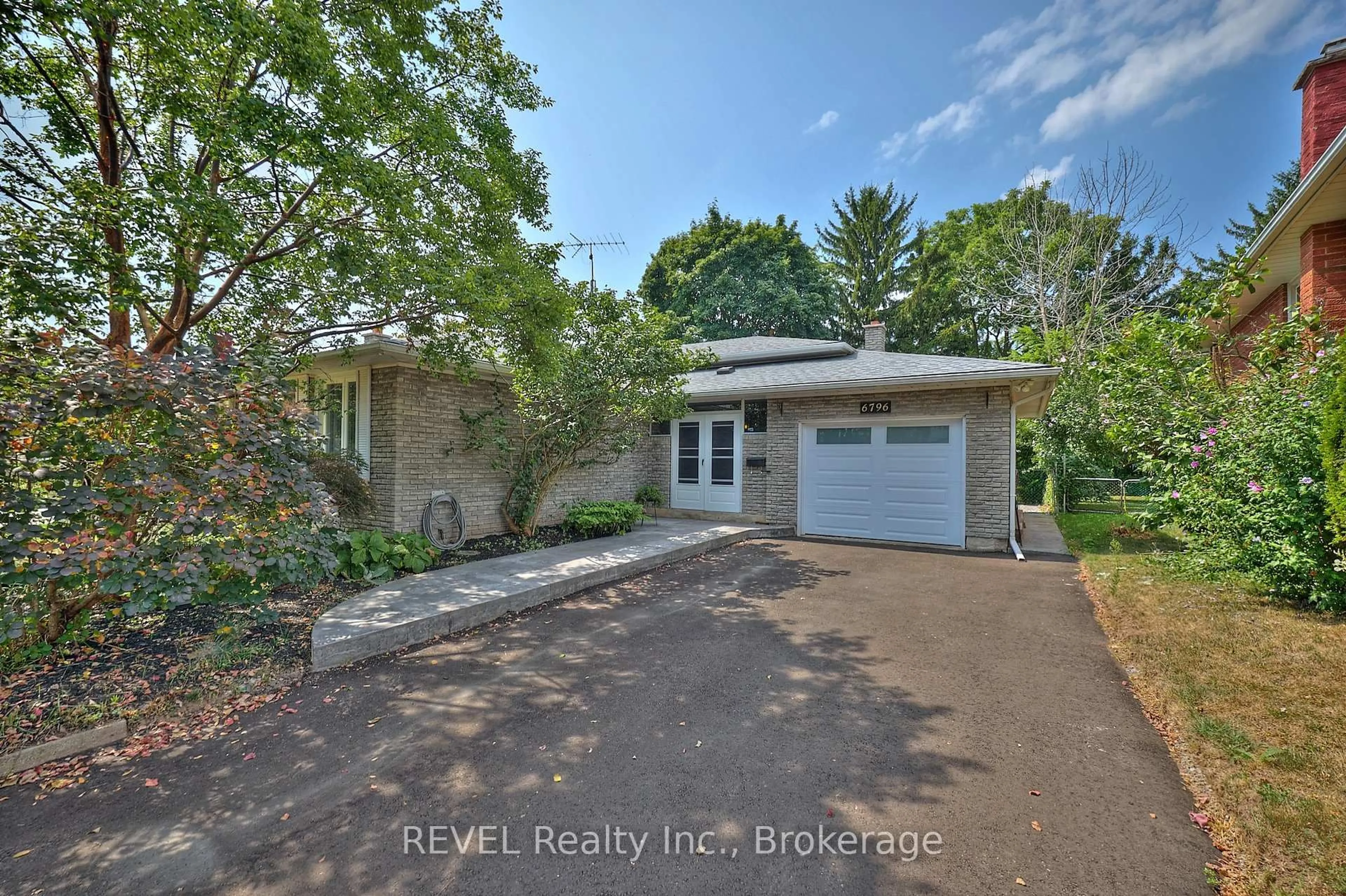 A pic from outside/outdoor area/front of a property/back of a property/a pic from drone, street for 6796 Corwin Cres, Niagara Falls Ontario L2G 2M7