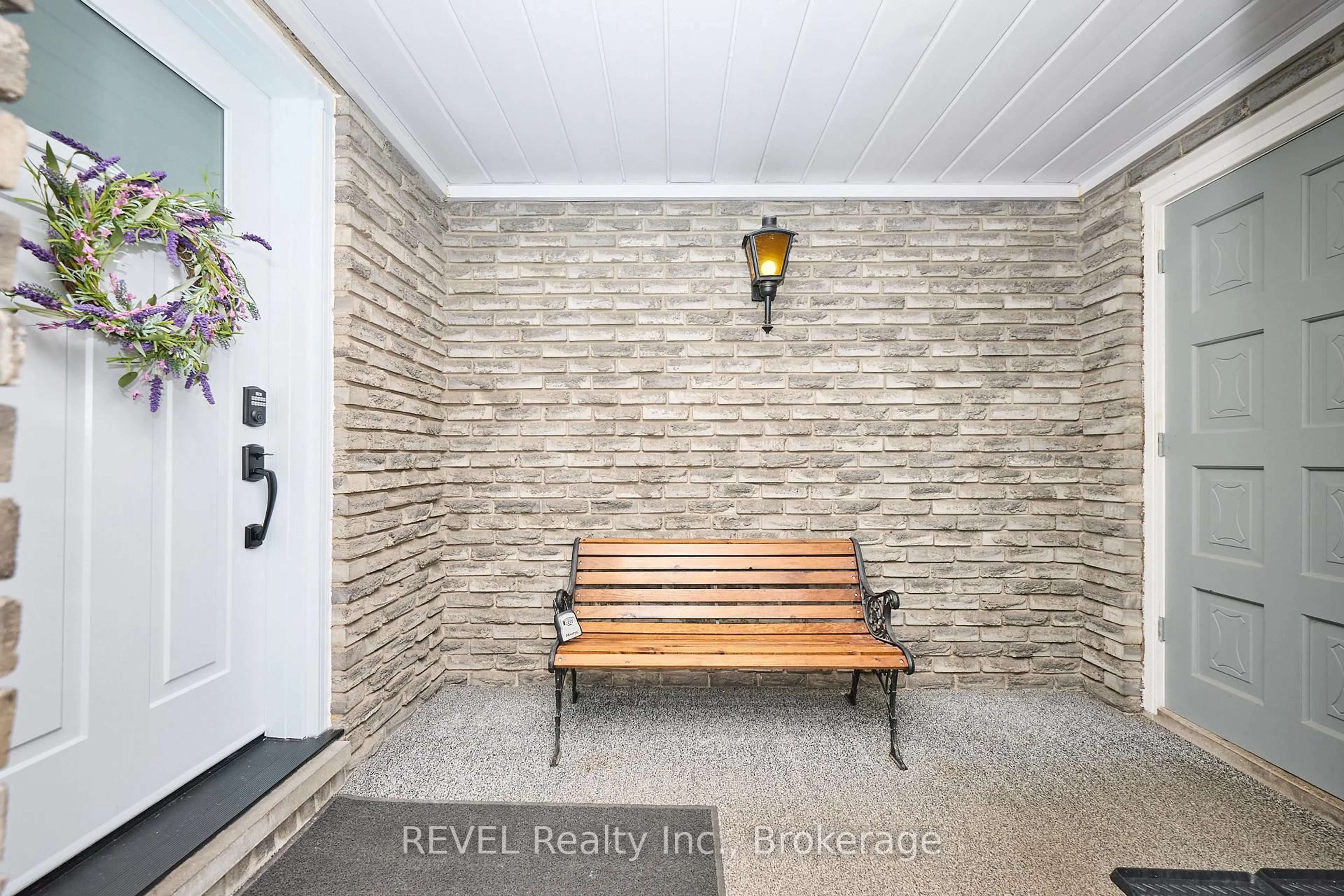 Indoor foyer for 6796 Corwin Cres, Niagara Falls Ontario L2G 2M7