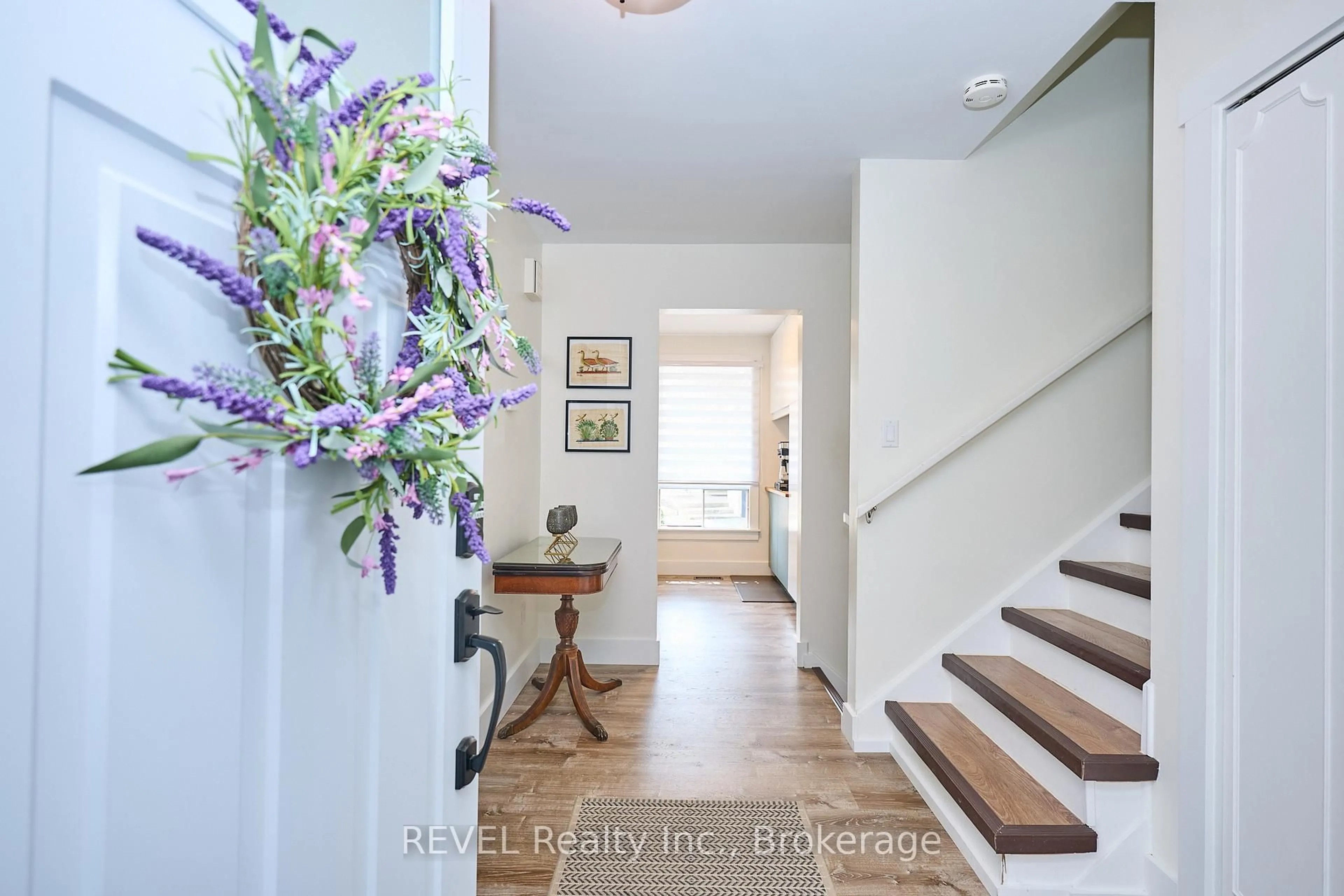 Indoor entryway for 6796 Corwin Cres, Niagara Falls Ontario L2G 2M7