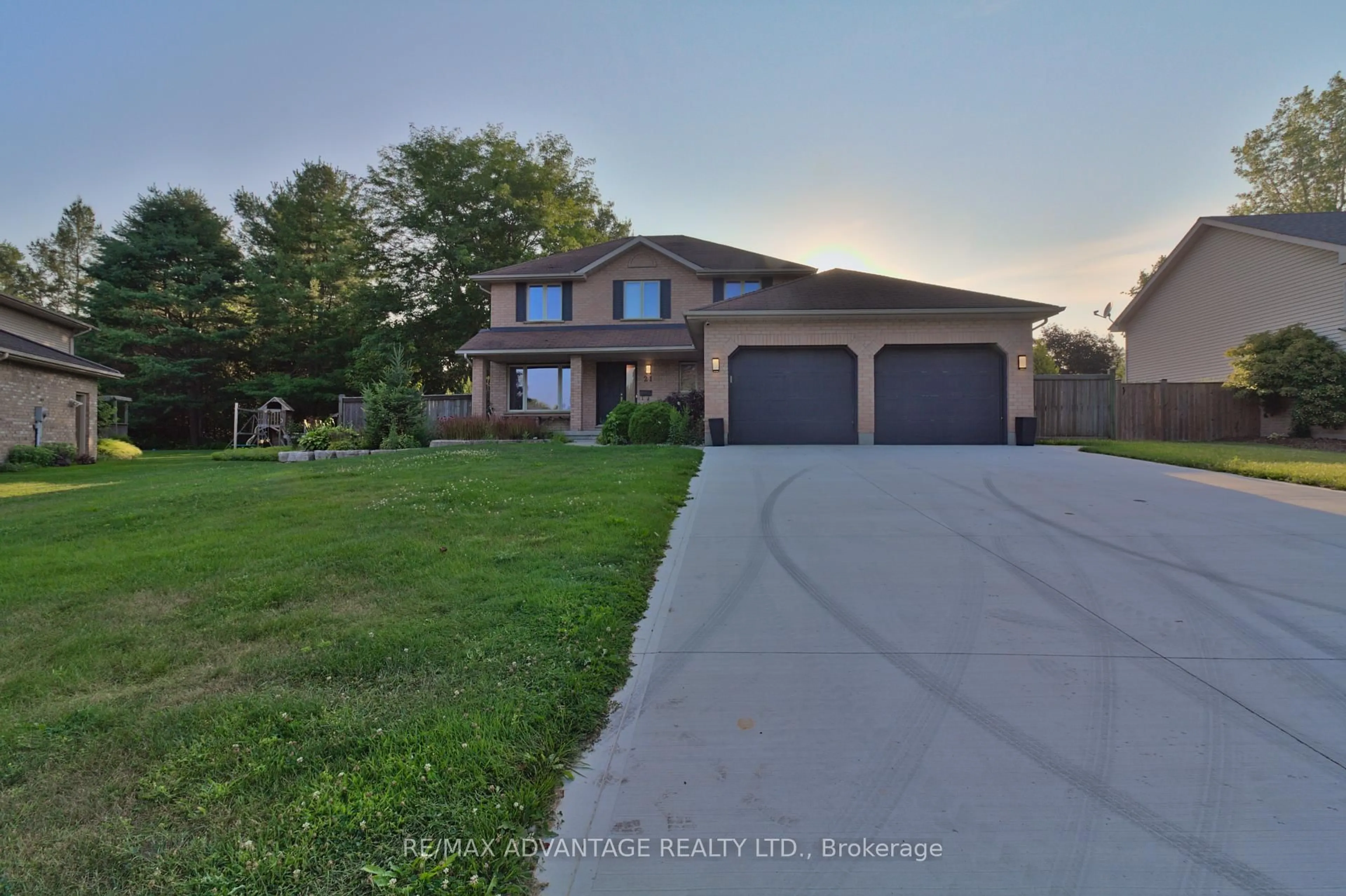 A pic from outside/outdoor area/front of a property/back of a property/a pic from drone, street for 21 Village Gate Cres, Thames Centre Ontario N0L 1G3