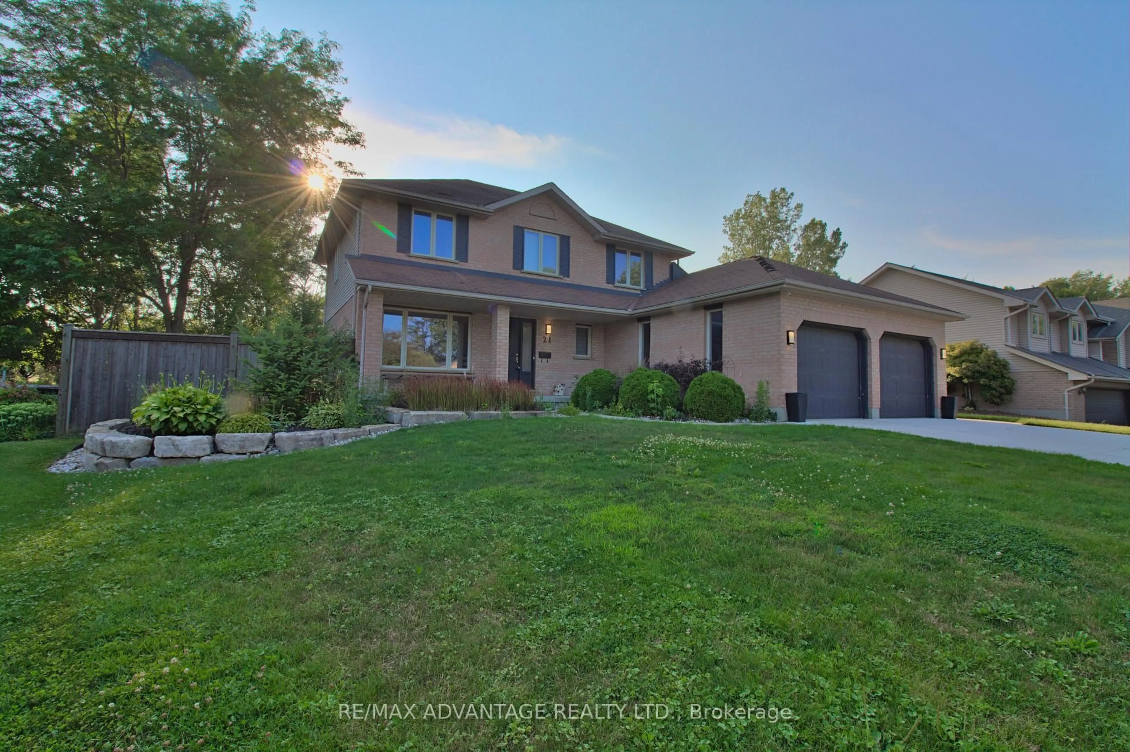 A pic from outside/outdoor area/front of a property/back of a property/a pic from drone, street for 21 Village Gate Cres, Thames Centre Ontario N0L 1G3