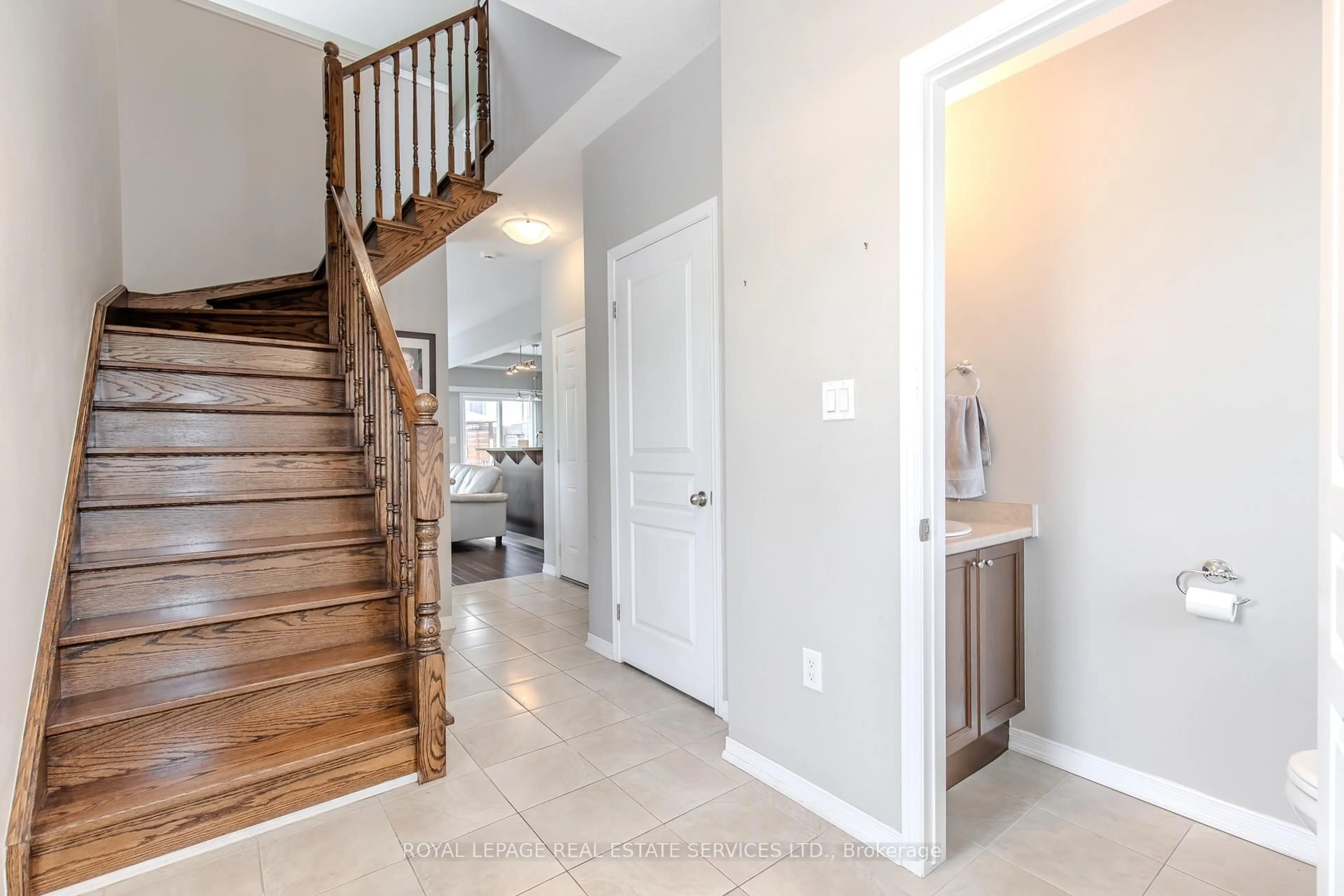 Indoor entryway for 170 Palacebeach Tr #41, Hamilton Ontario L8E 0H2