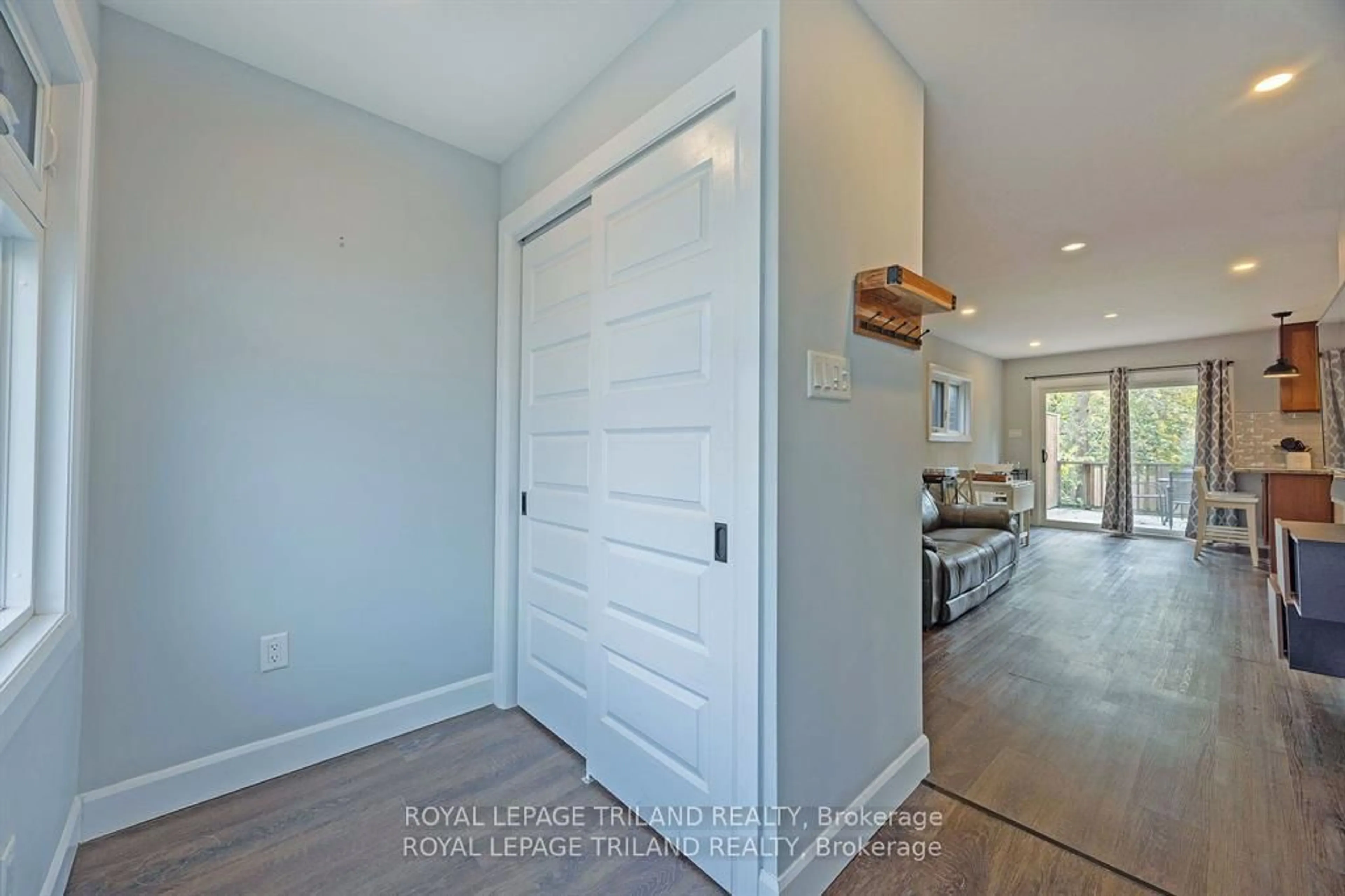 Indoor entryway for 587 Rosedale St, London East Ontario N6B 2C7