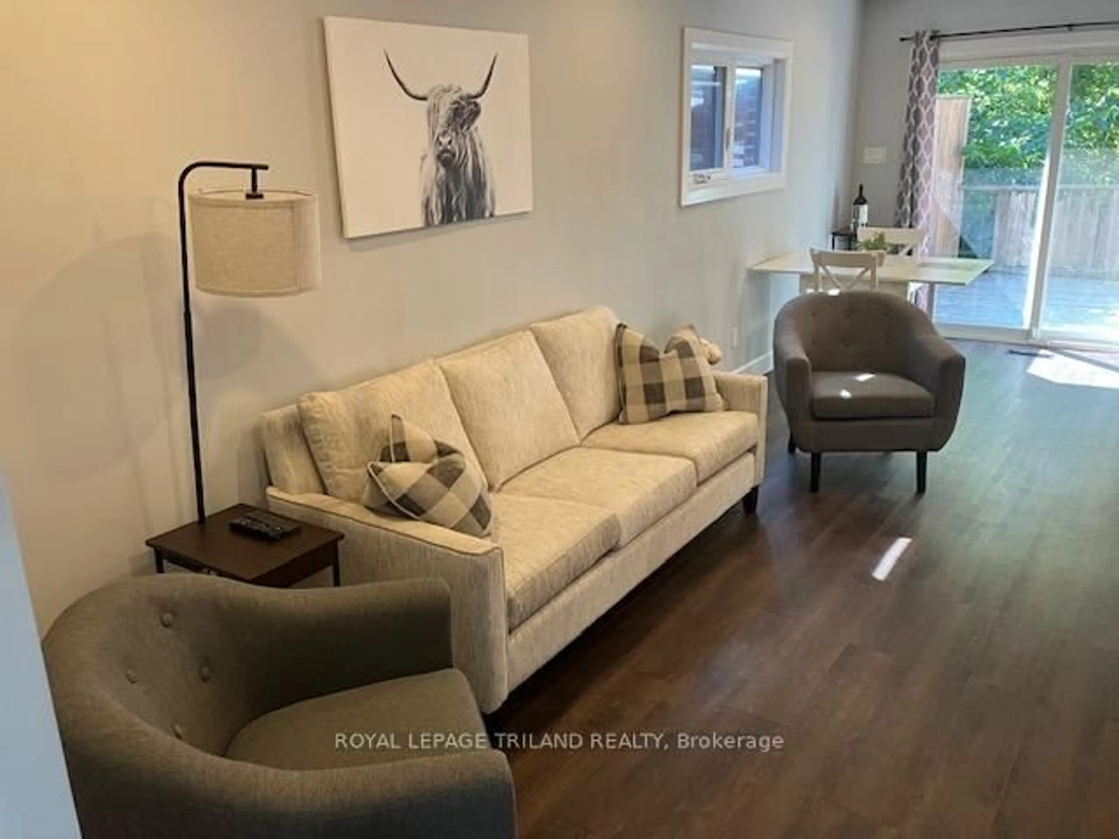 Living room with furniture, wood/laminate floor for 587 Rosedale St, London East Ontario N6B 2C7