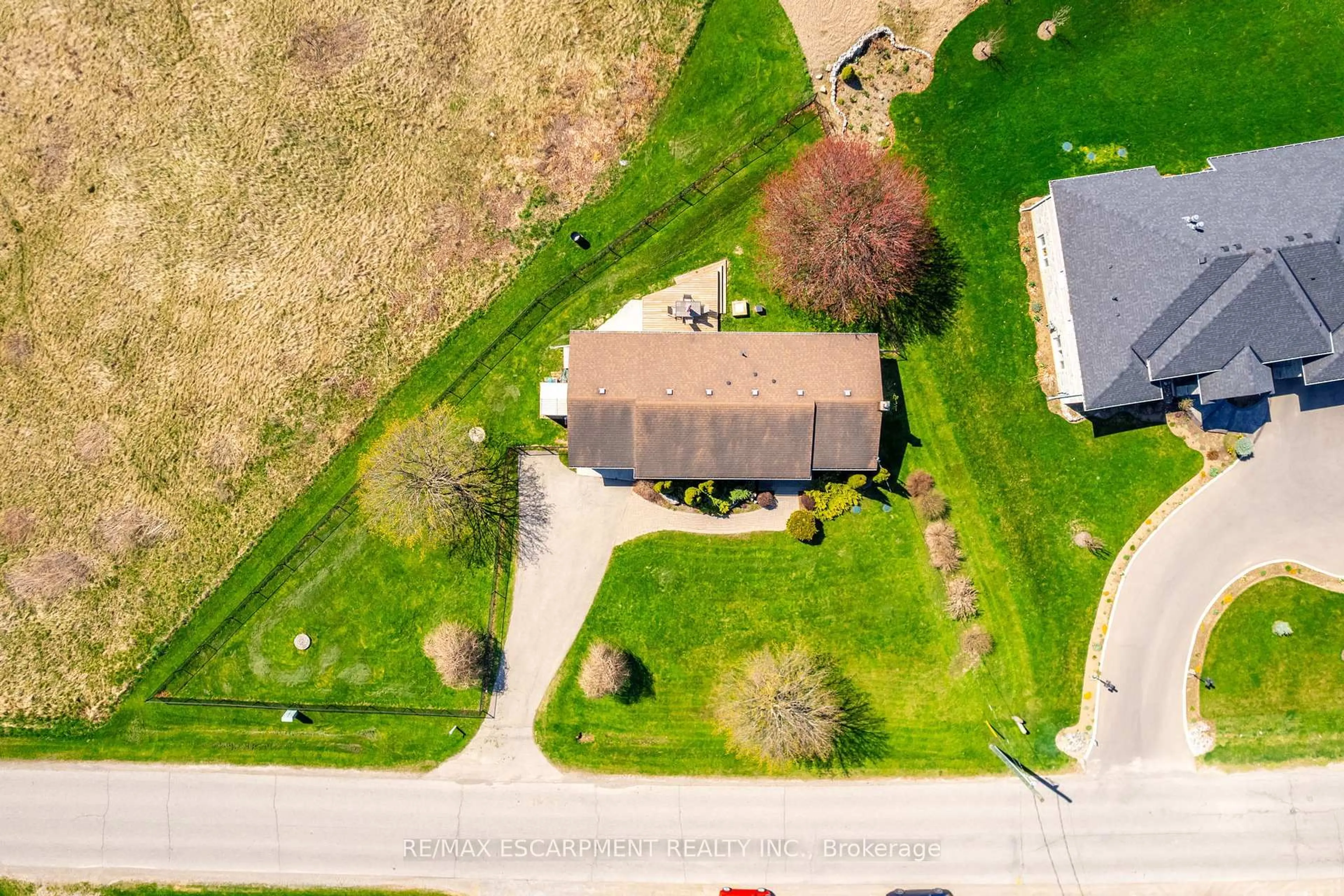 A pic from outside/outdoor area/front of a property/back of a property/a pic from drone, street for 258 Oakhill Dr, Brantford Ontario N3T 5L7