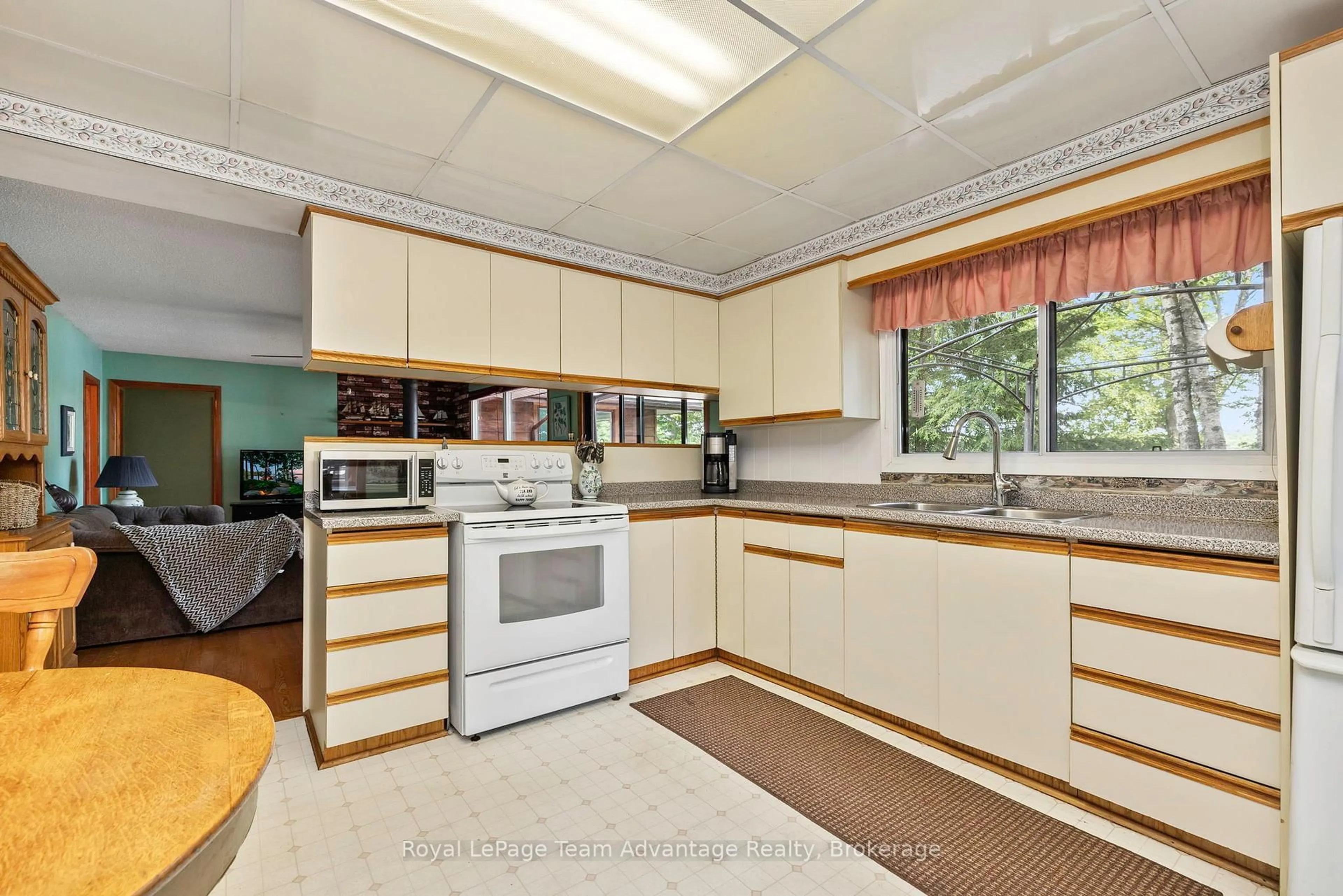 Standard kitchen, unknown for 646 (125) OAK POINT Rd, Parry Sound Ontario P2A 2X4