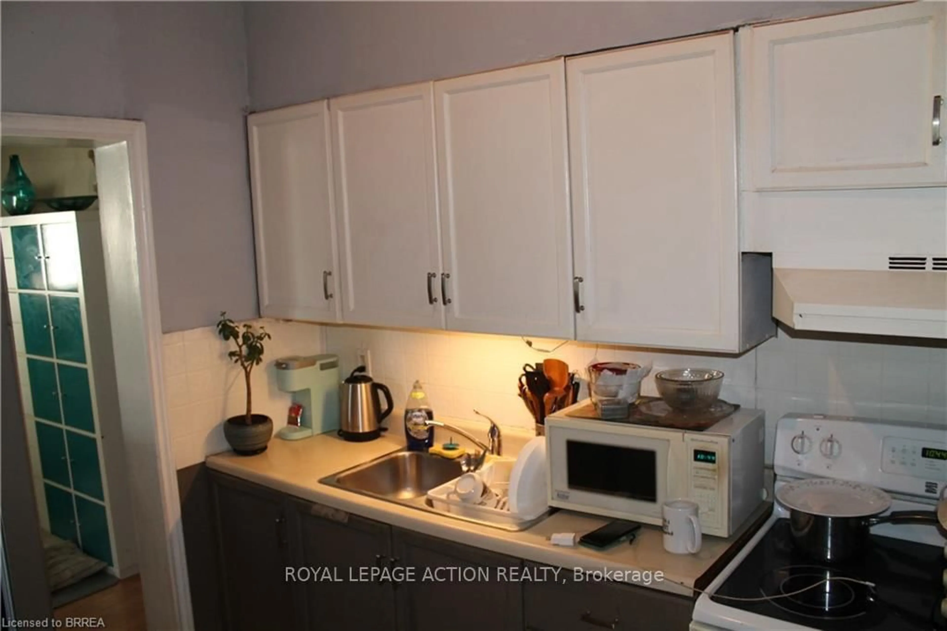 Standard kitchen, wood/laminate floor for 1009 Cannon St, Hamilton Ontario L8L 2H4