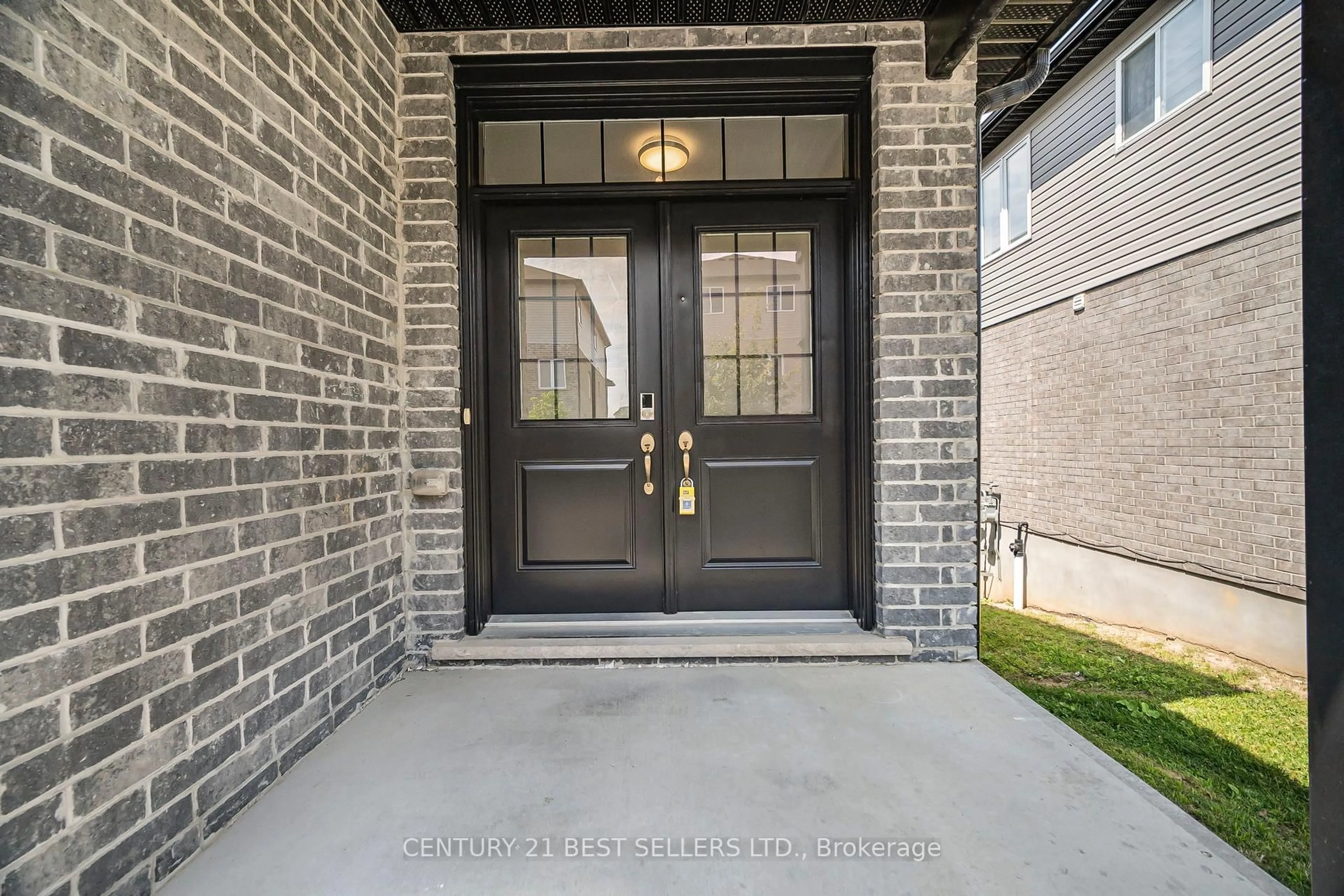 Indoor entryway for 2619 Sheffield Blvd #33, London South Ontario N6M 0G4