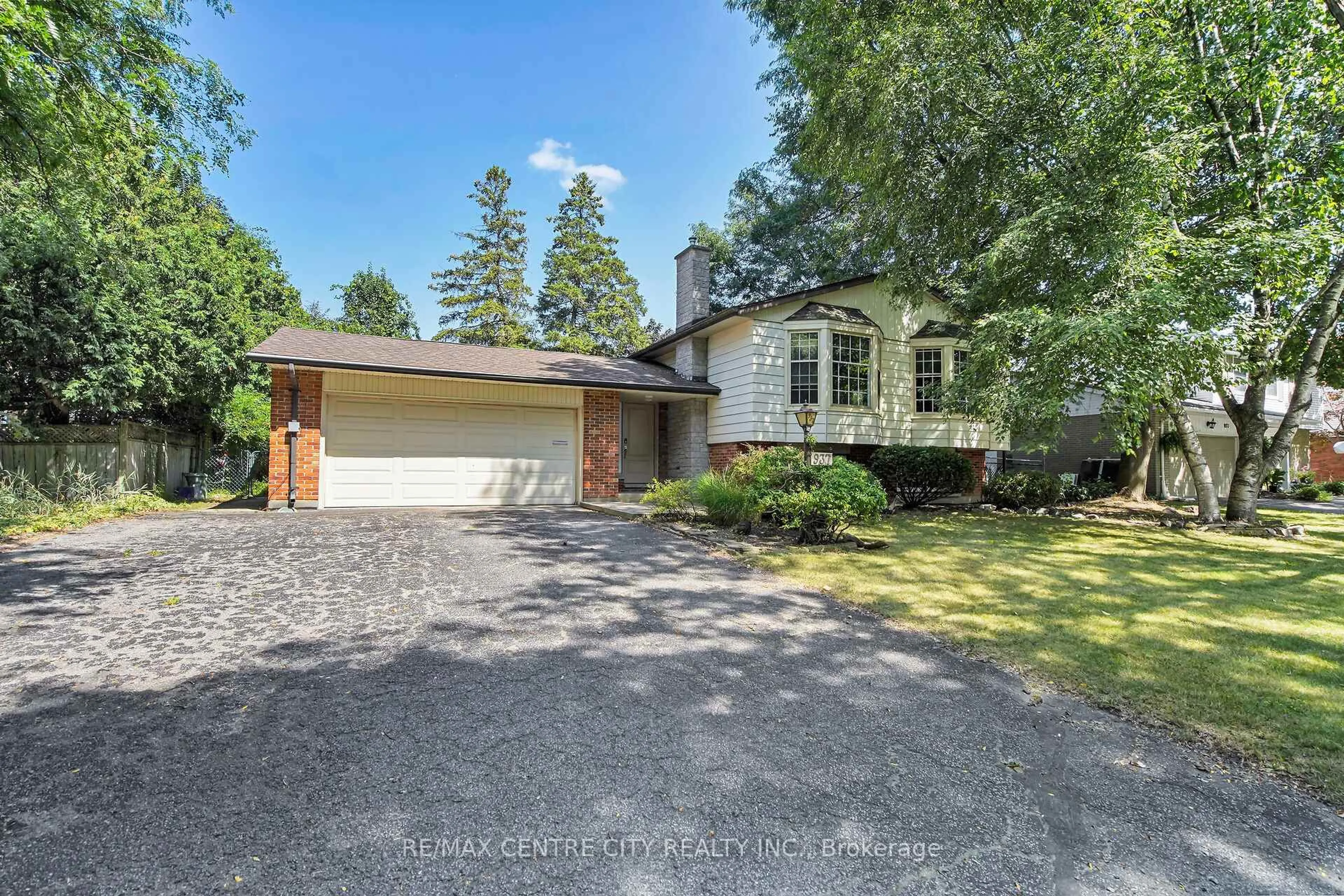 A pic from outside/outdoor area/front of a property/back of a property/a pic from drone, street for 937 Fontaine Rd, London North Ontario N6H 4H6