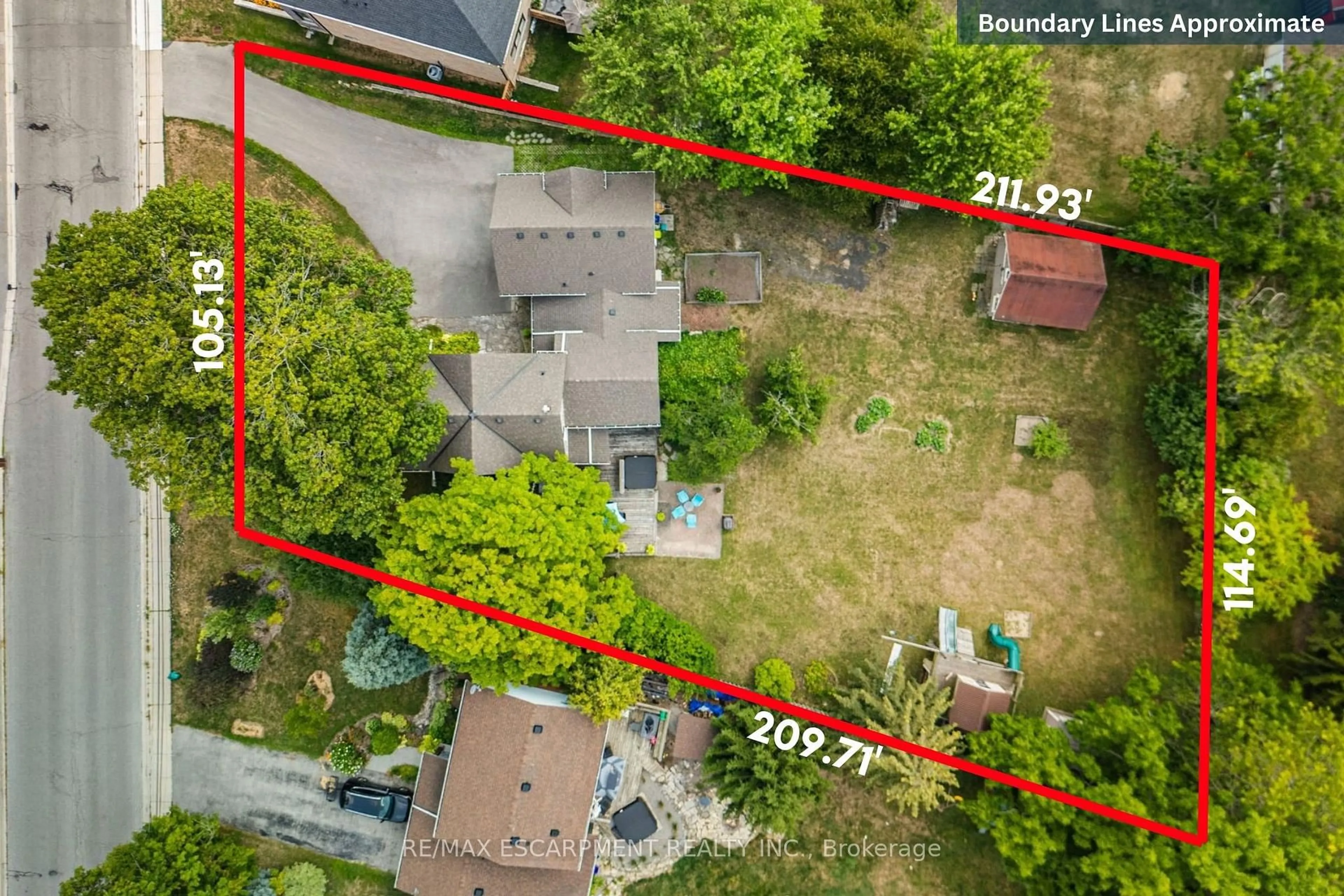 A pic from outside/outdoor area/front of a property/back of a property/a pic from drone, street for 124 Colver St, West Lincoln Ontario L0R 2A0
