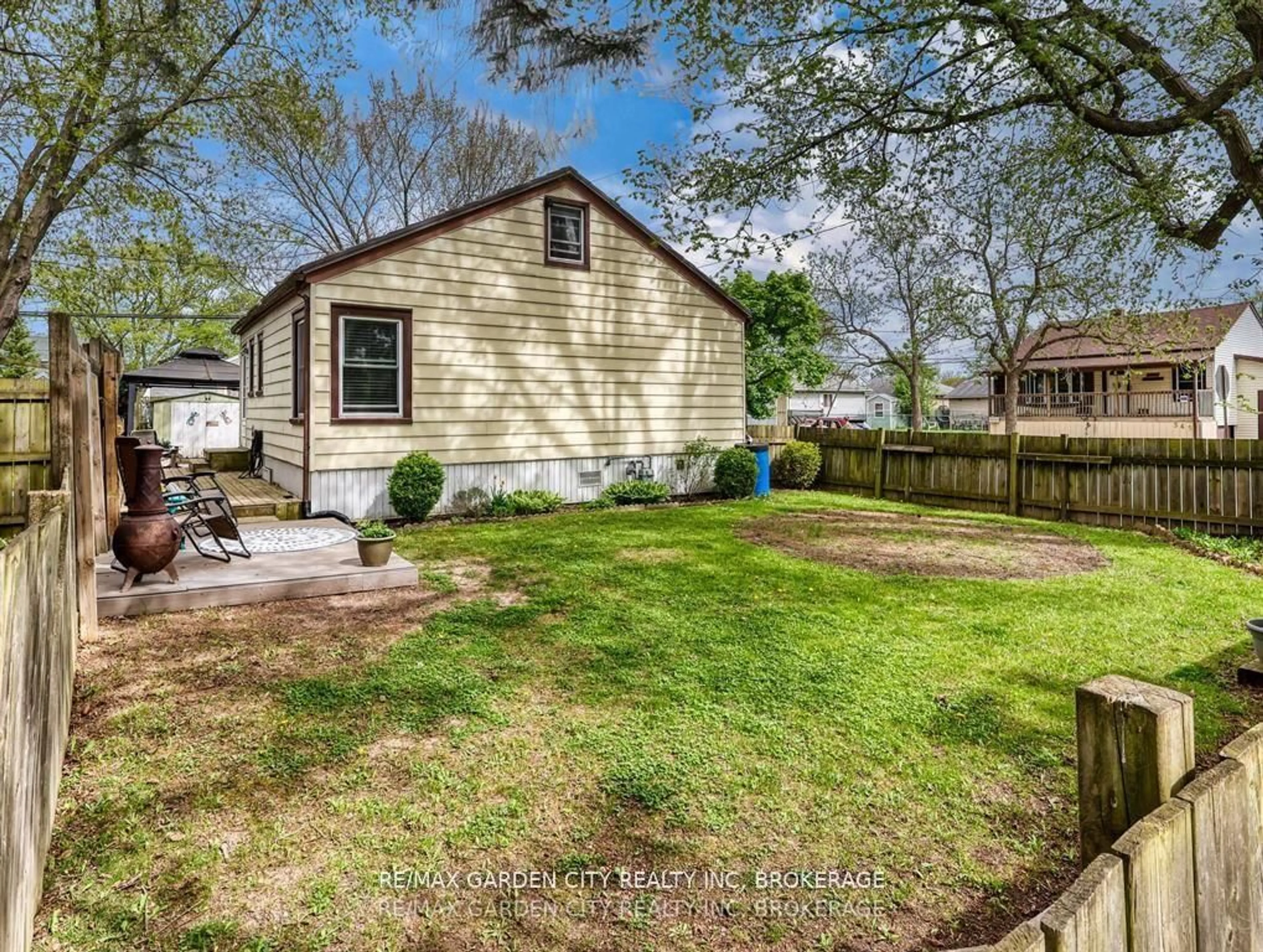 A pic from outside/outdoor area/front of a property/back of a property/a pic from drone, street for 346 Fleet St, Welland Ontario L3B 4X3