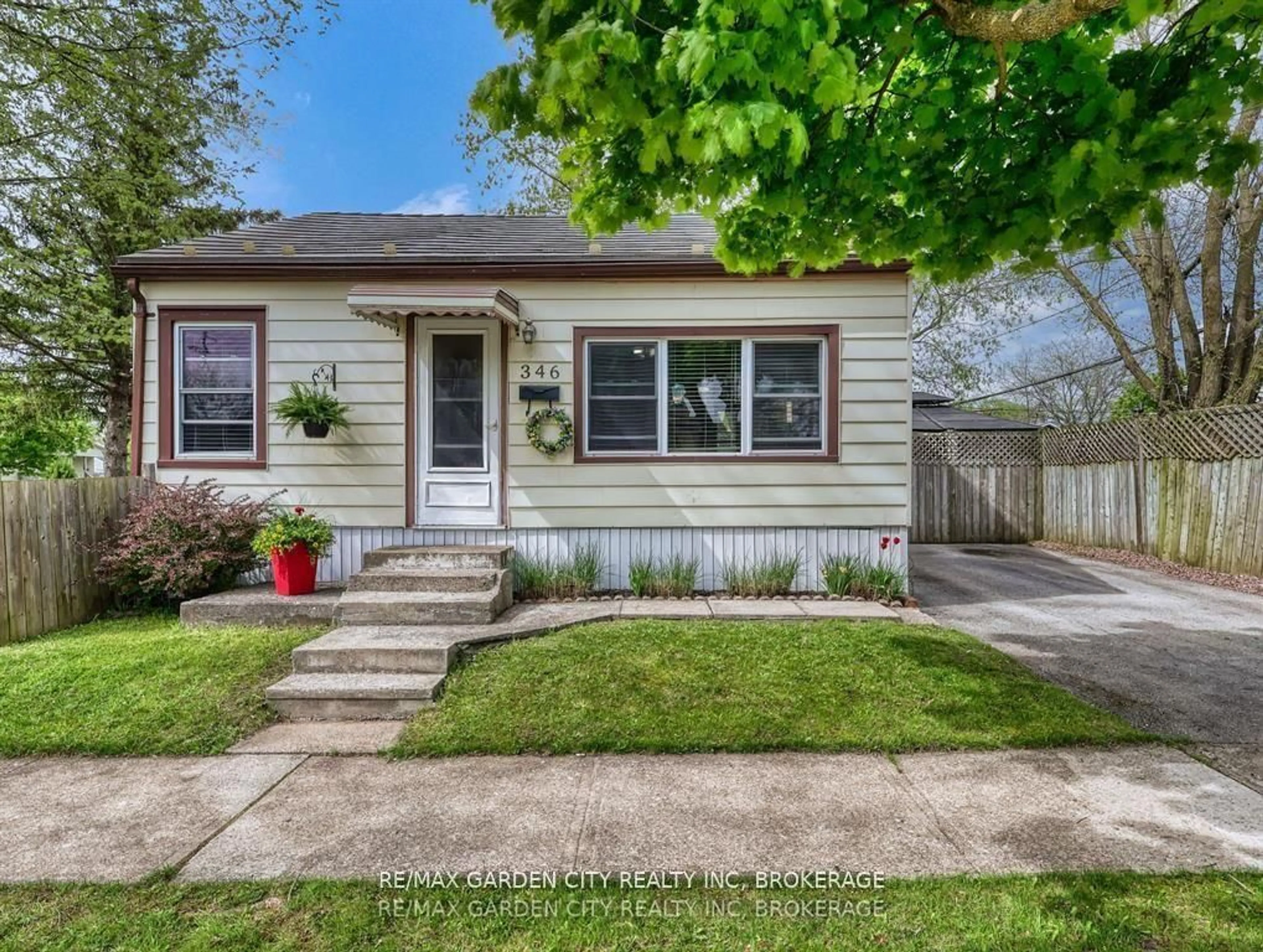 Home with vinyl exterior material, street for 346 Fleet St, Welland Ontario L3B 4X3