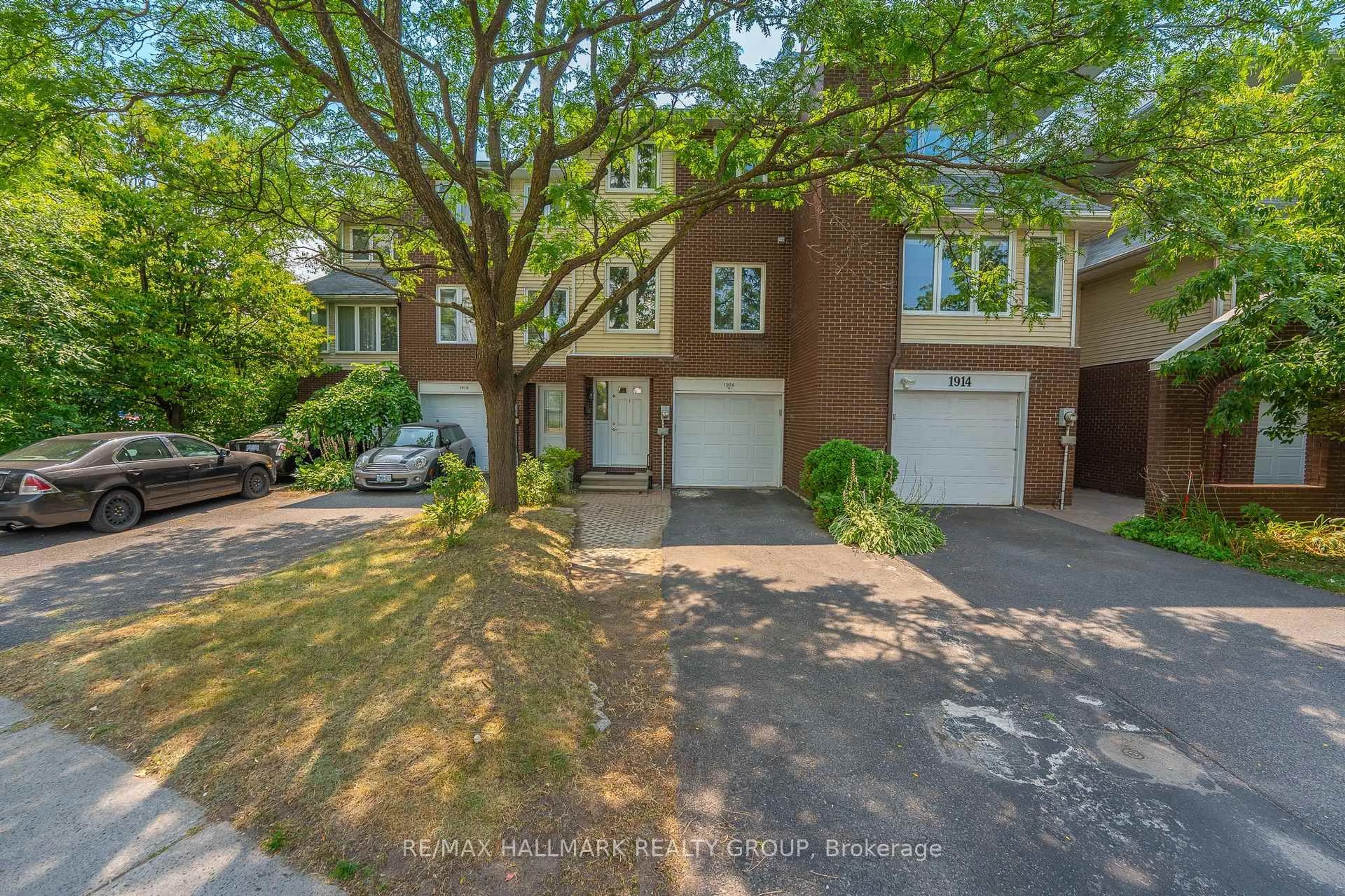 A pic from outside/outdoor area/front of a property/back of a property/a pic from drone, street for 1916 Russell Rd, Ottawa Ontario K1G 1L6