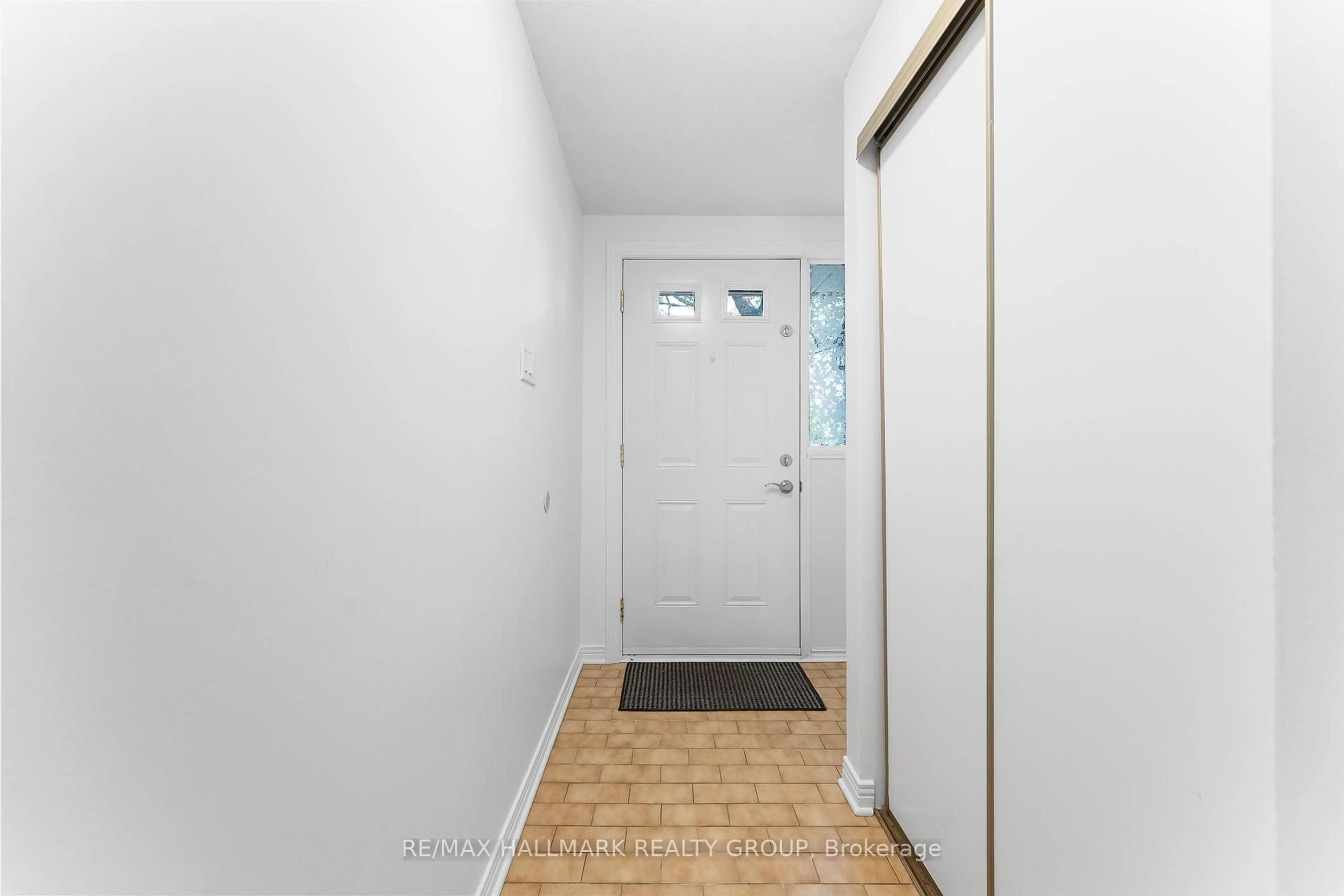 Indoor entryway for 1916 Russell Rd, Ottawa Ontario K1G 1L6