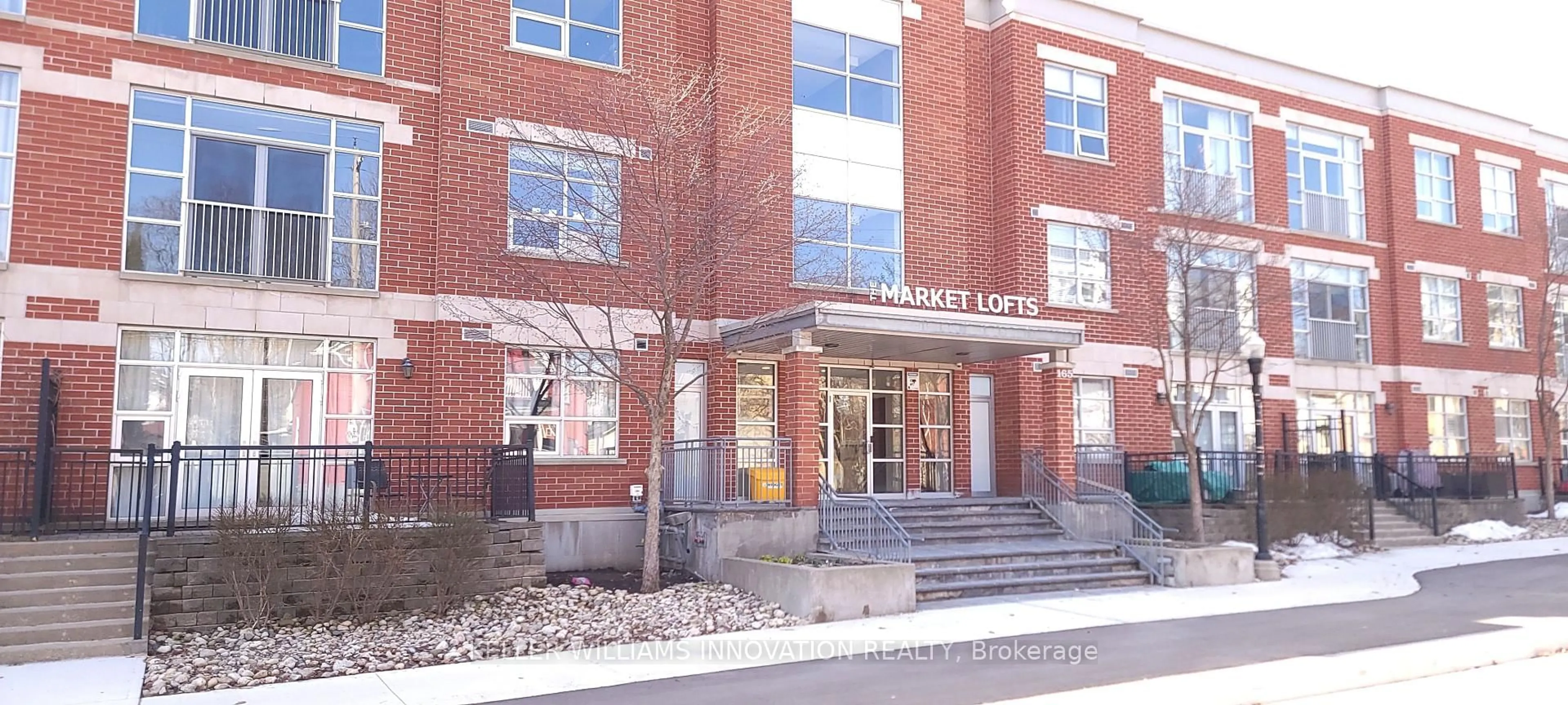 Indoor foyer for 165 Duke St #202, Kitchener Ontario N2H 6T8