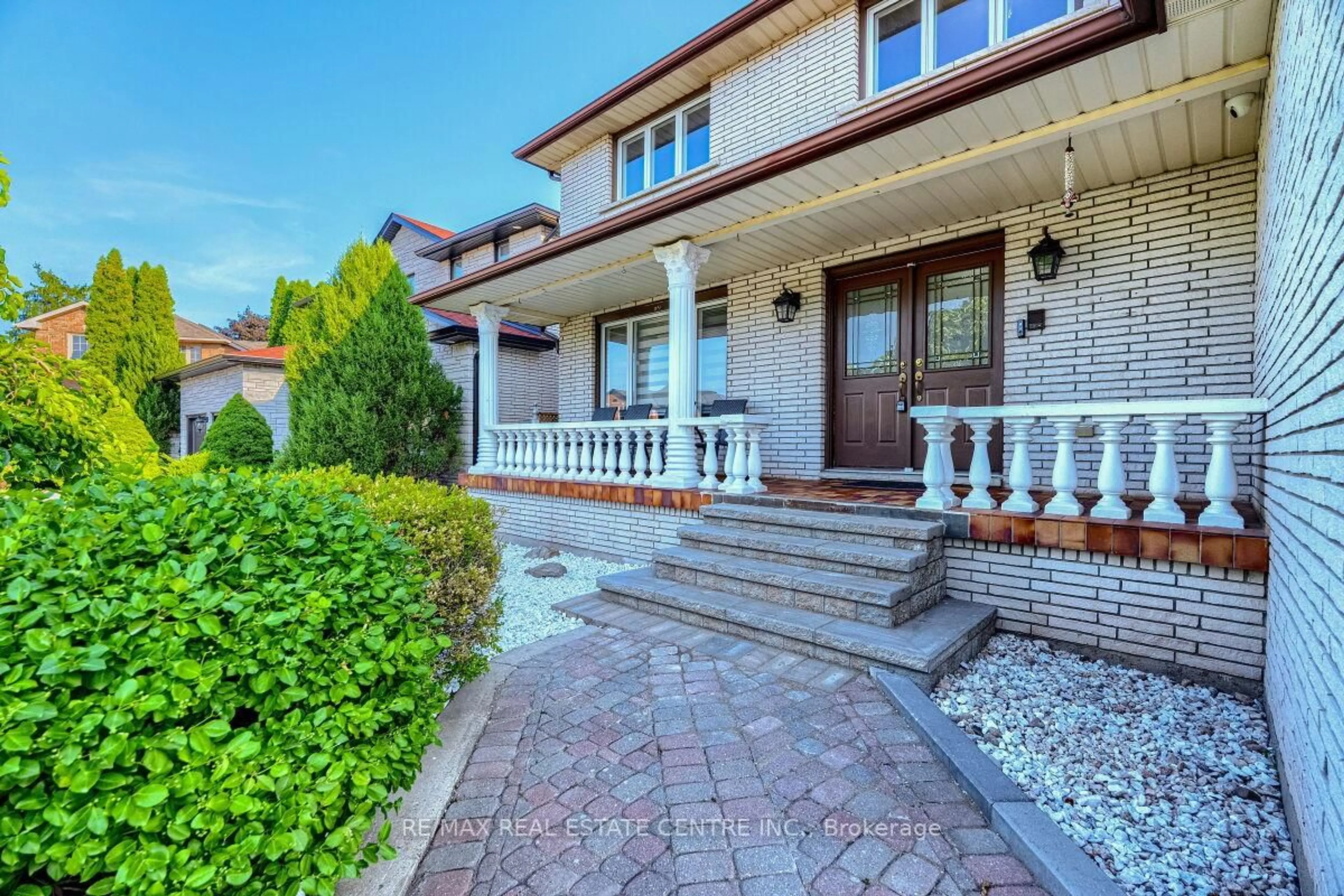 Home with brick exterior material, street for 16 Vogue Crt, Hamilton Ontario L8E 4T3