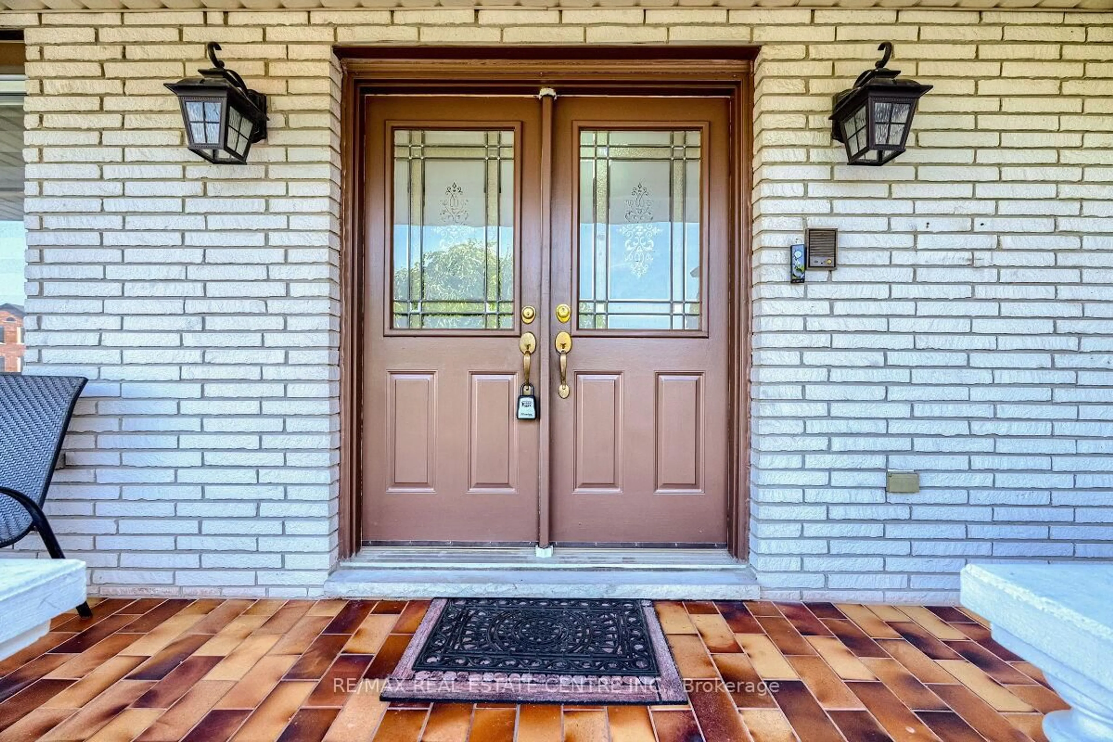 Indoor entryway for 16 Vogue Crt, Hamilton Ontario L8E 4T3