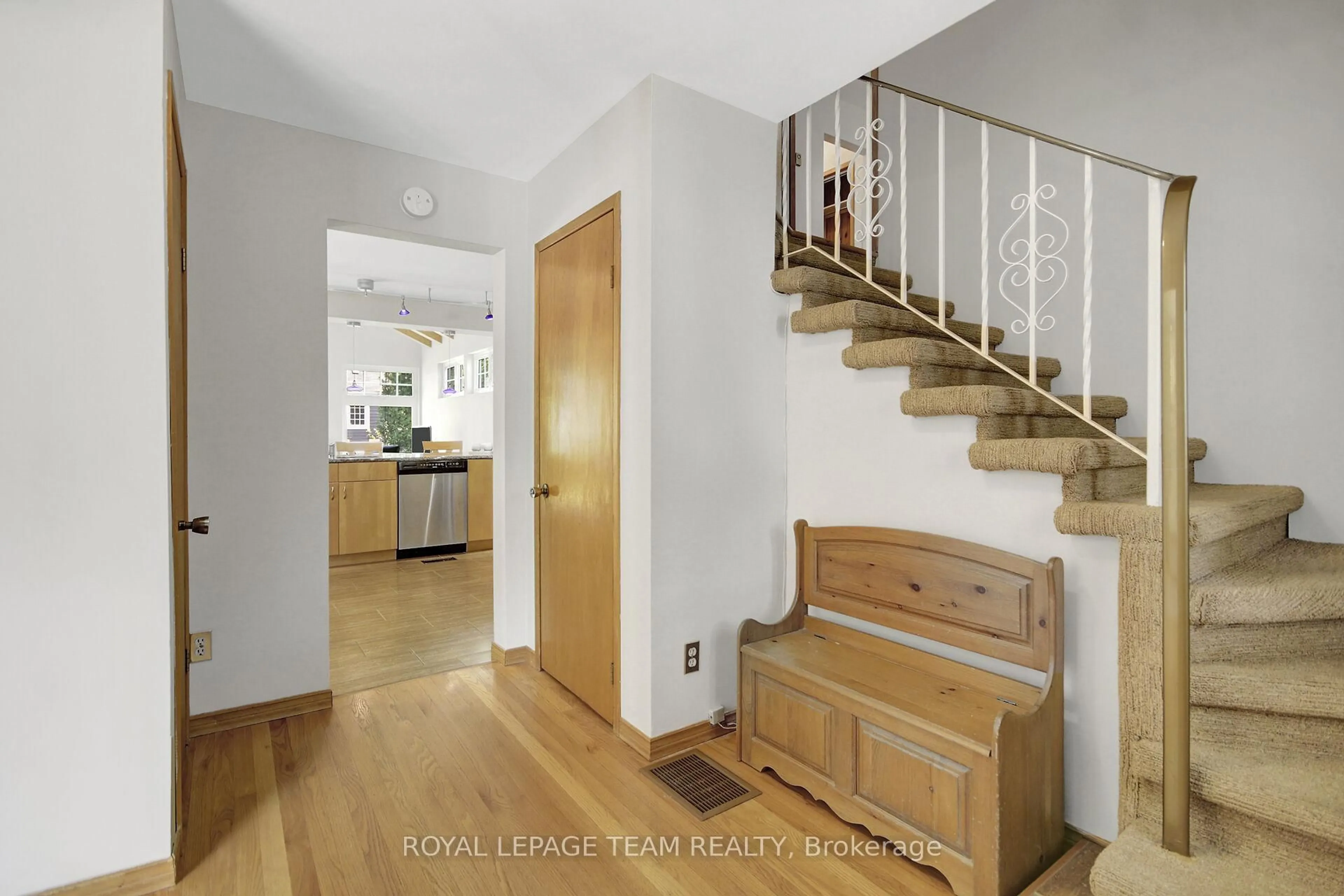 Indoor entryway for 140 General Ave, Ottawa Ontario K1Z 7W8