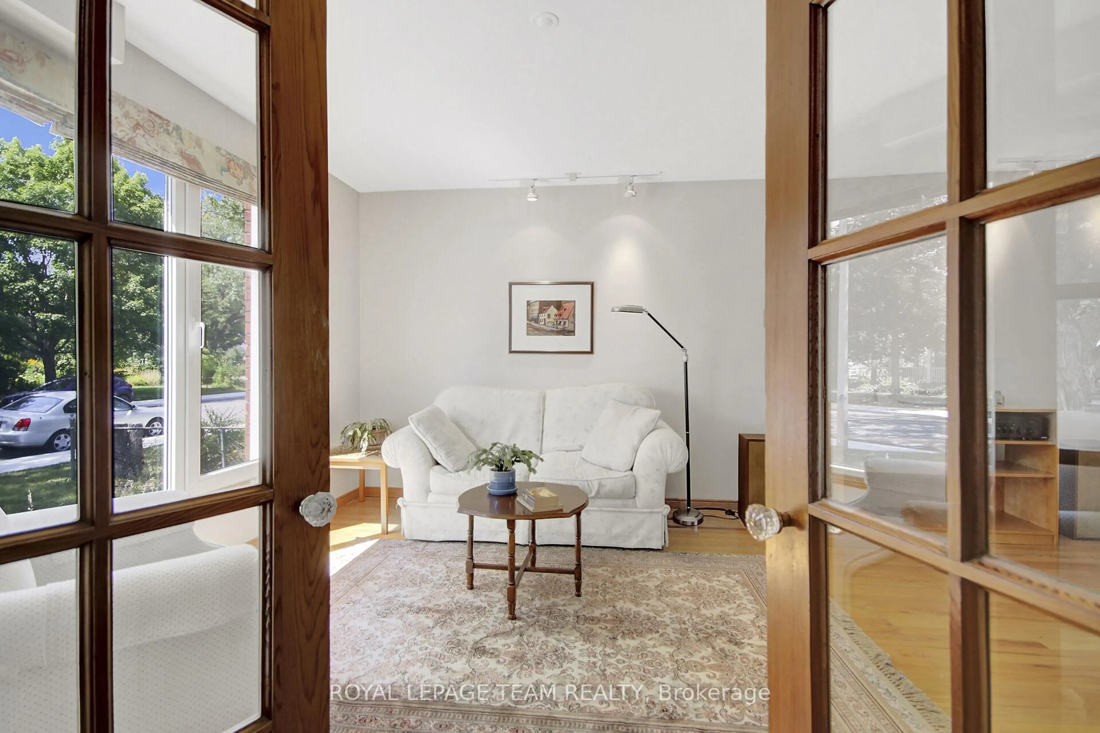 Indoor foyer for 140 General Ave, Ottawa Ontario K1Z 7W8
