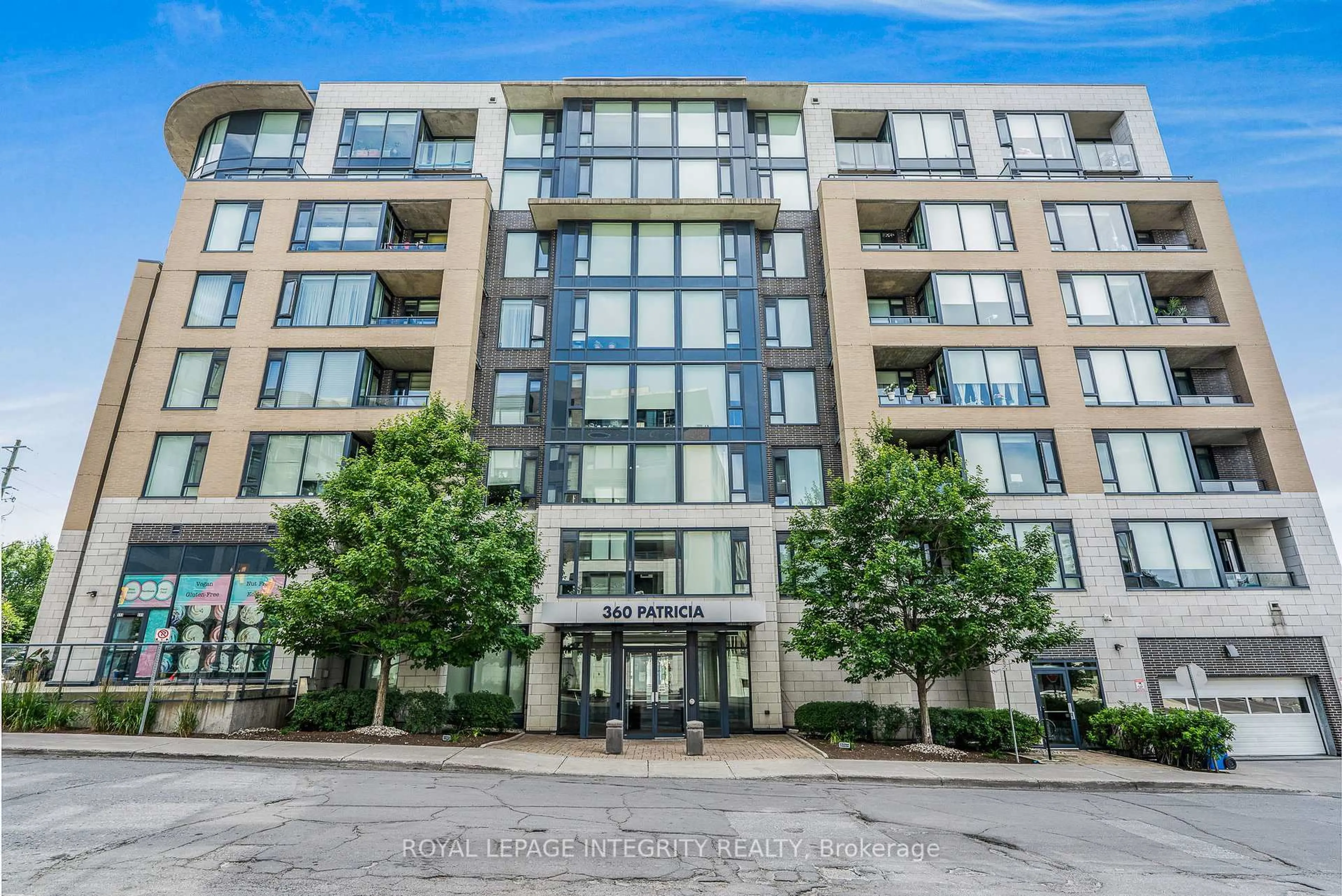 Indoor foyer for 360 Patricia Ave #811, Ottawa Ontario K1Z 0A8