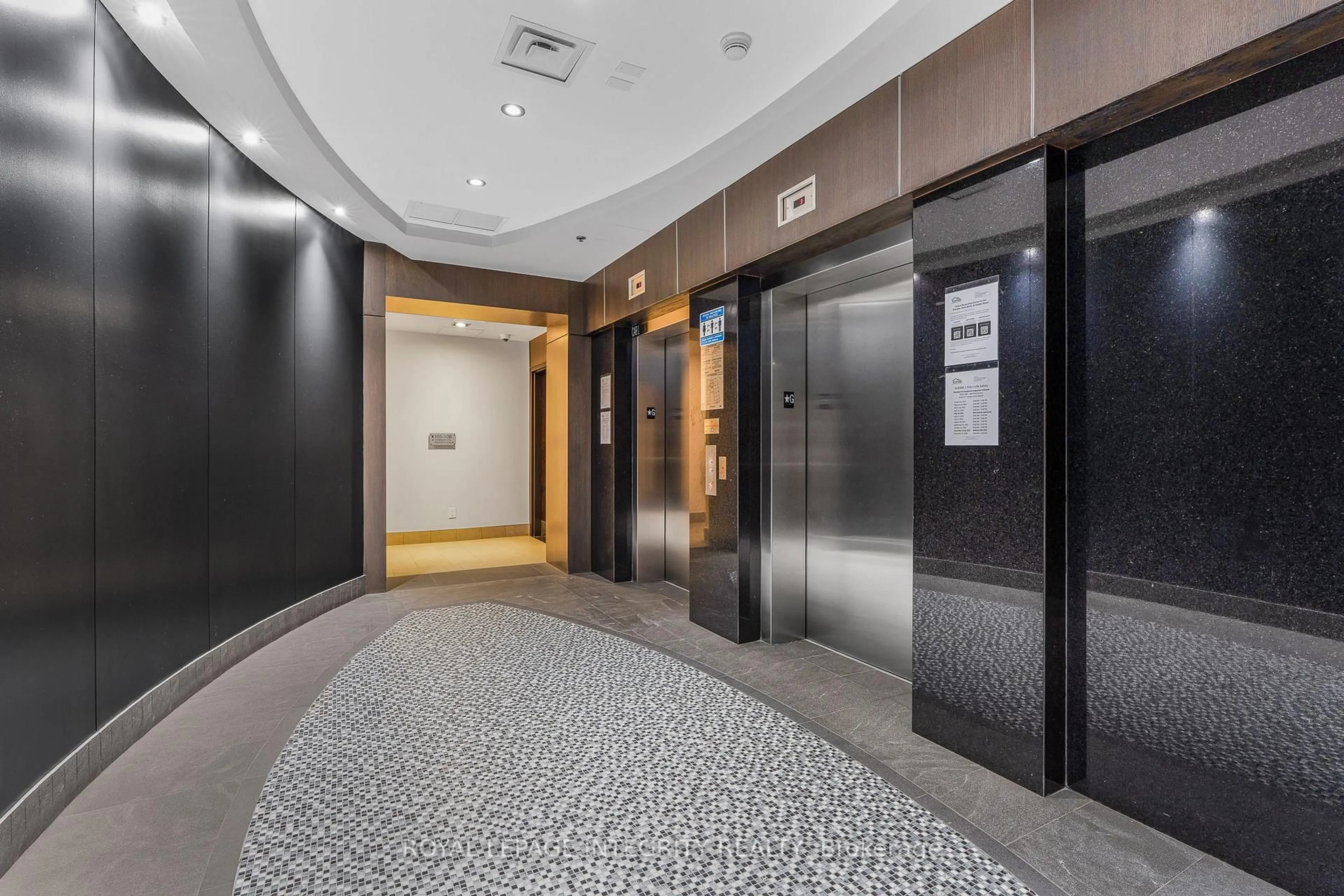 Indoor foyer for 360 Patricia Ave #811, Ottawa Ontario K1Z 0A8
