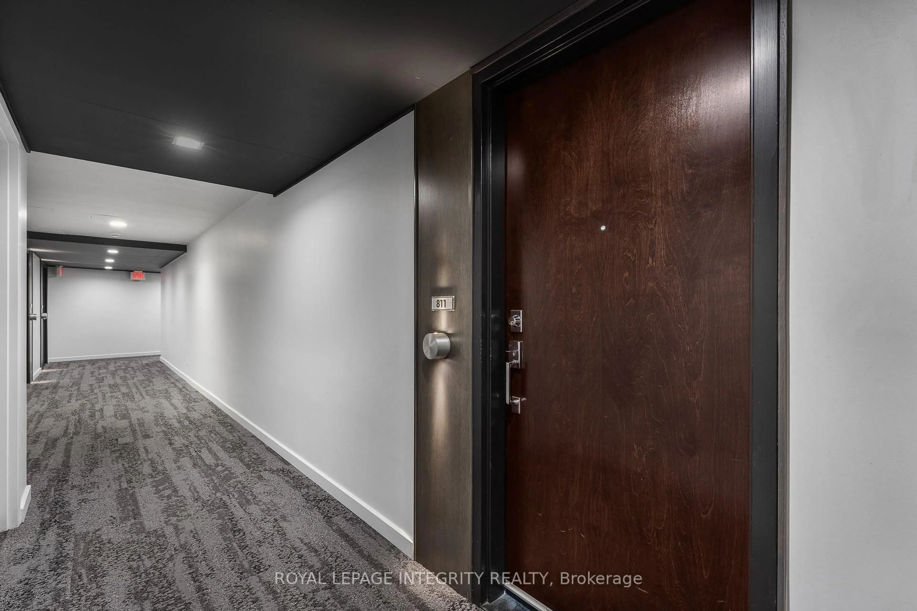 Indoor foyer for 360 Patricia Ave #811, Ottawa Ontario K1Z 0A8