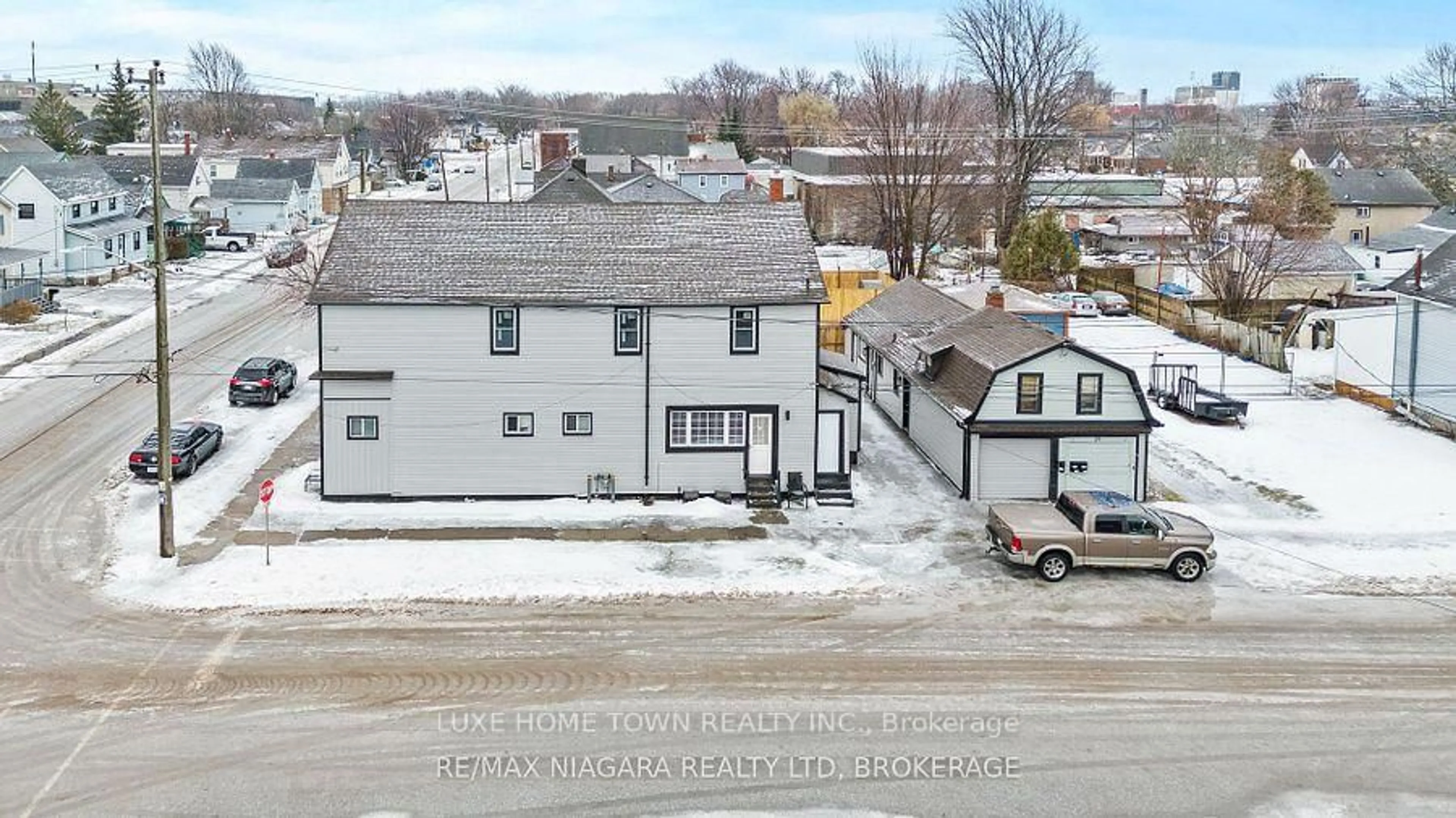 A pic from outside/outdoor area/front of a property/back of a property/a pic from drone, street for 224 MITCHELL St, Port Colborne Ontario L3K 1Y3