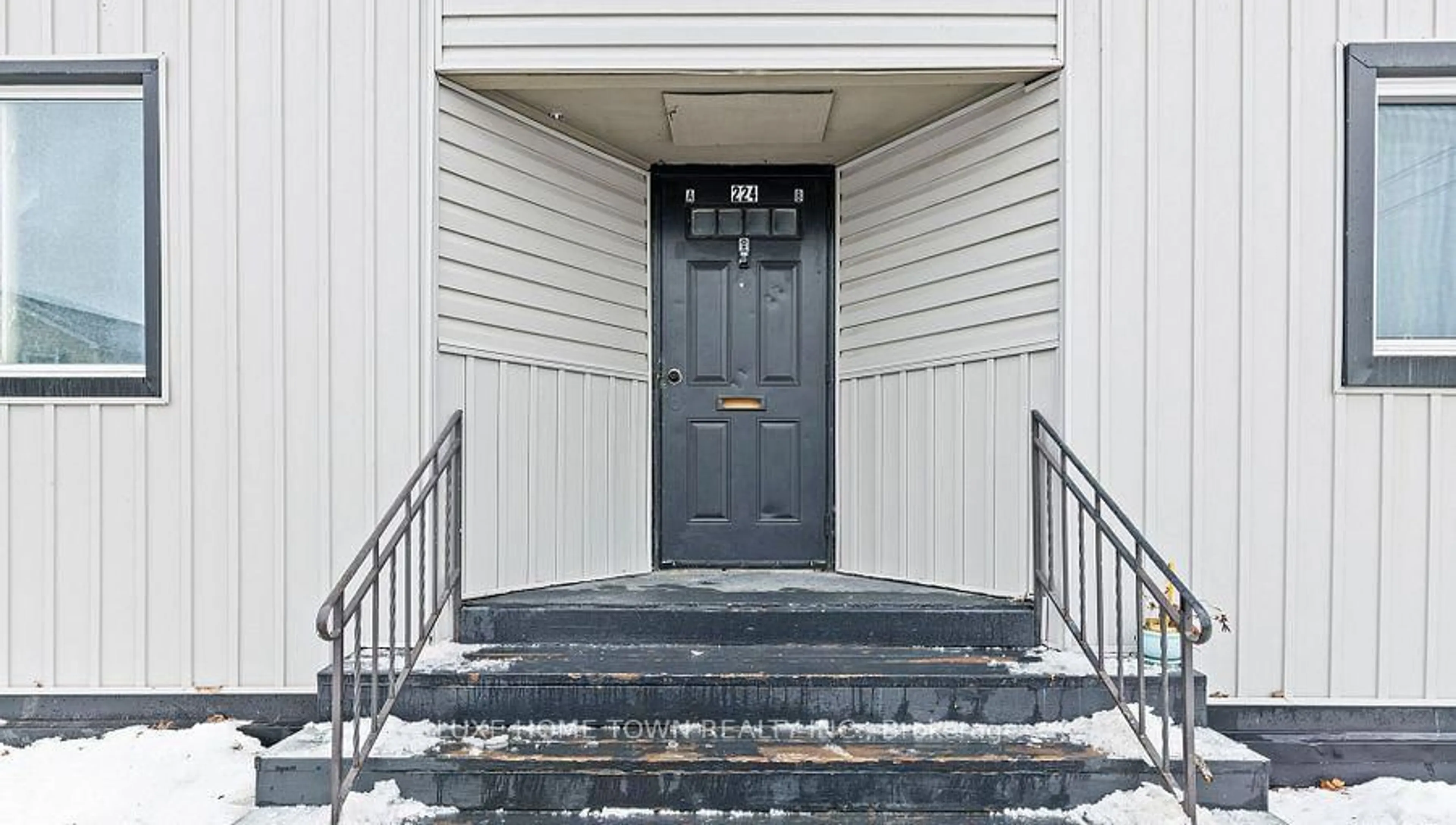 Indoor entryway for 224 MITCHELL St, Port Colborne Ontario L3K 1Y3