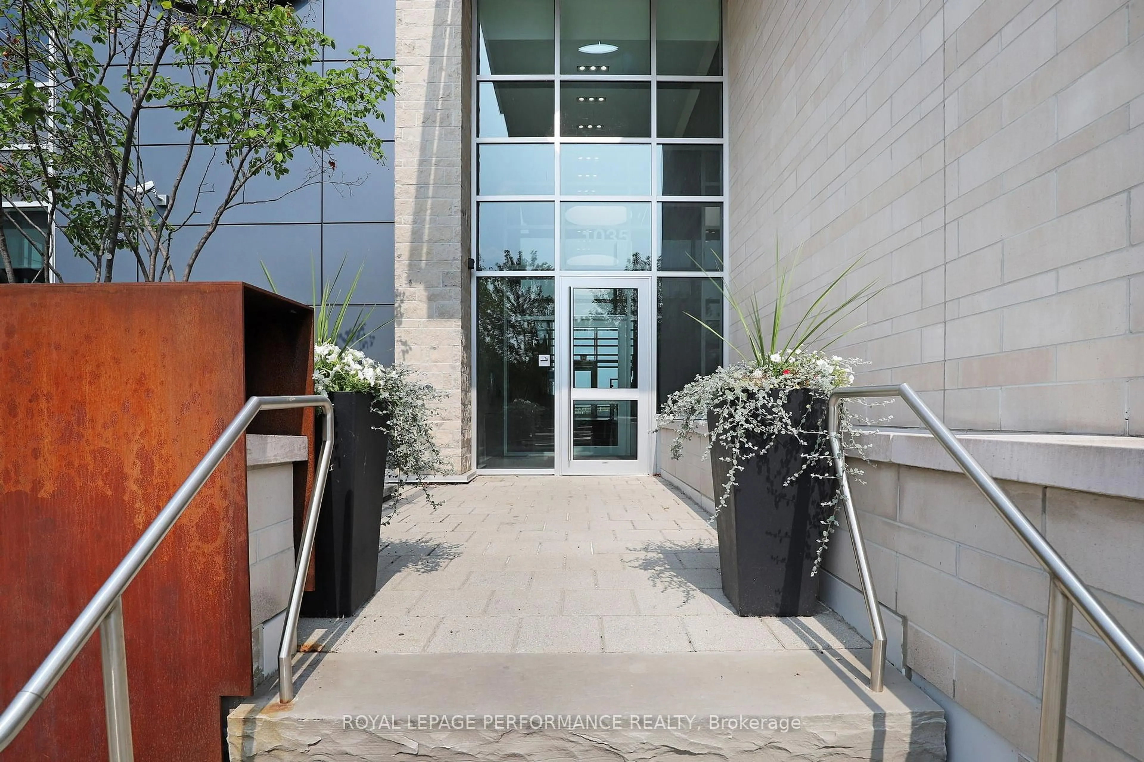 Indoor foyer for 1035 BANK St #907, Ottawa Ontario K1S 5K3