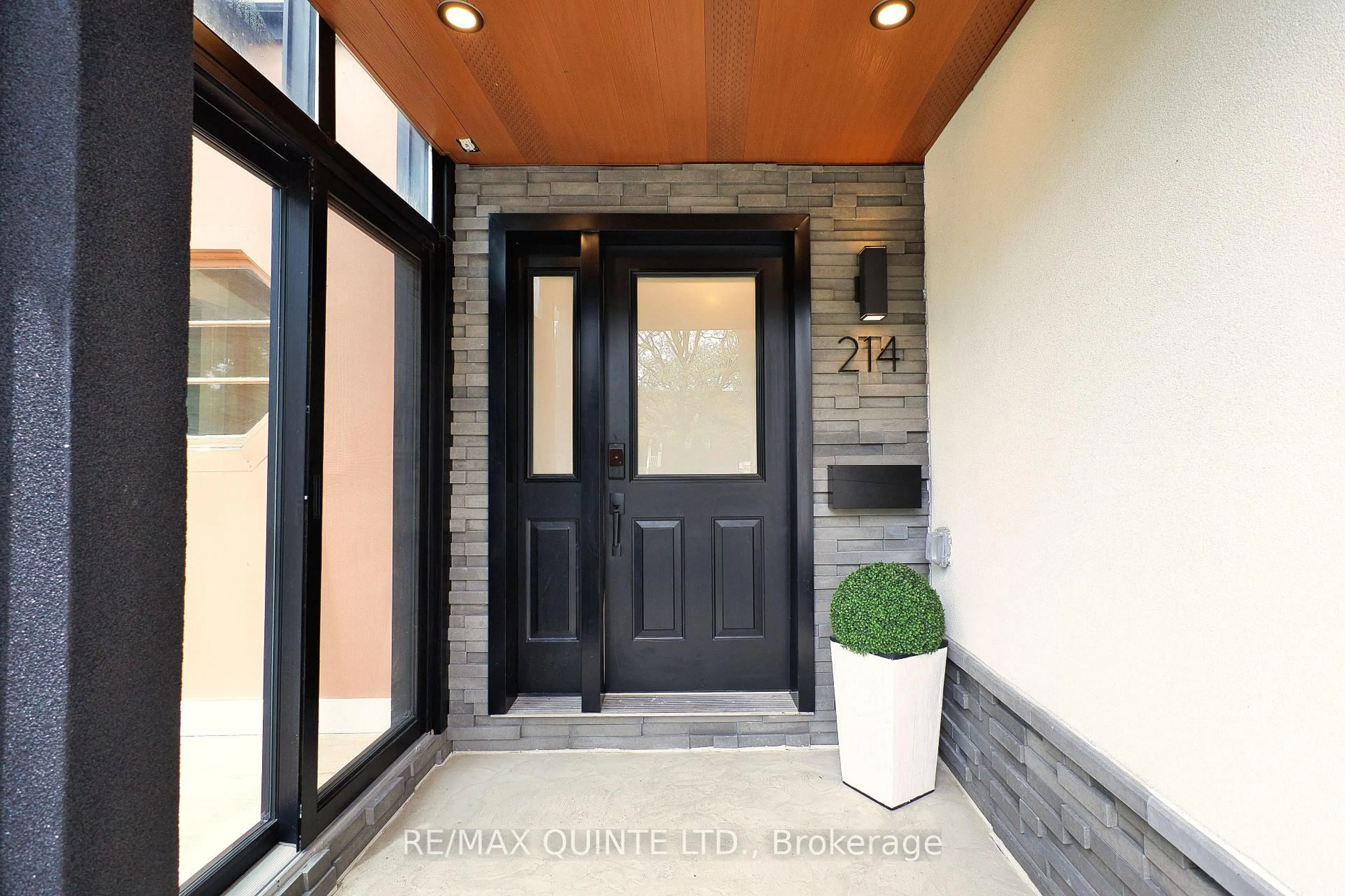 Indoor entryway for 214 Victoria Ave, Belleville Ontario K8N 2C3