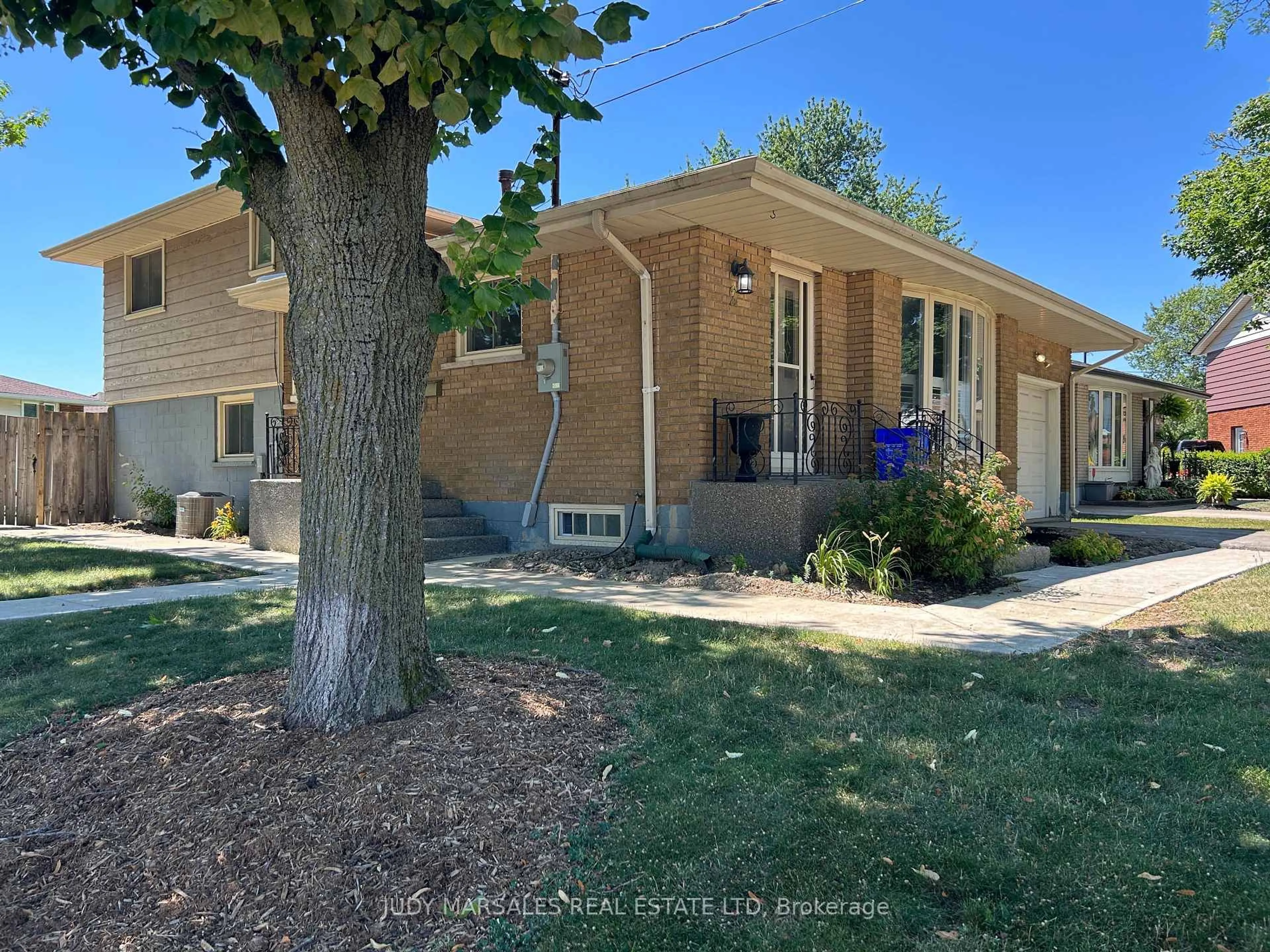 Unknown for 2 Melody Crt, Hamilton Ontario L8V 2M4