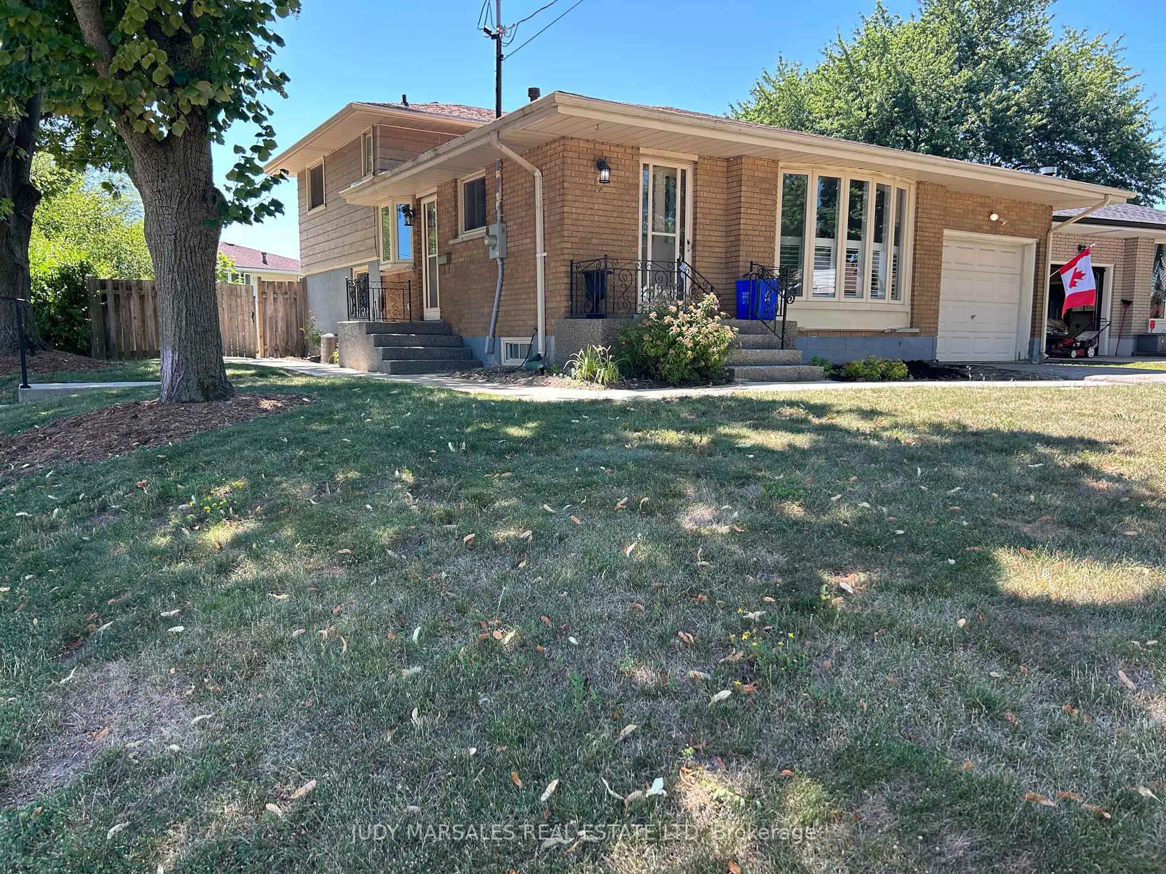 A pic from outside/outdoor area/front of a property/back of a property/a pic from drone, street for 2 Melody Crt, Hamilton Ontario L8V 2M4