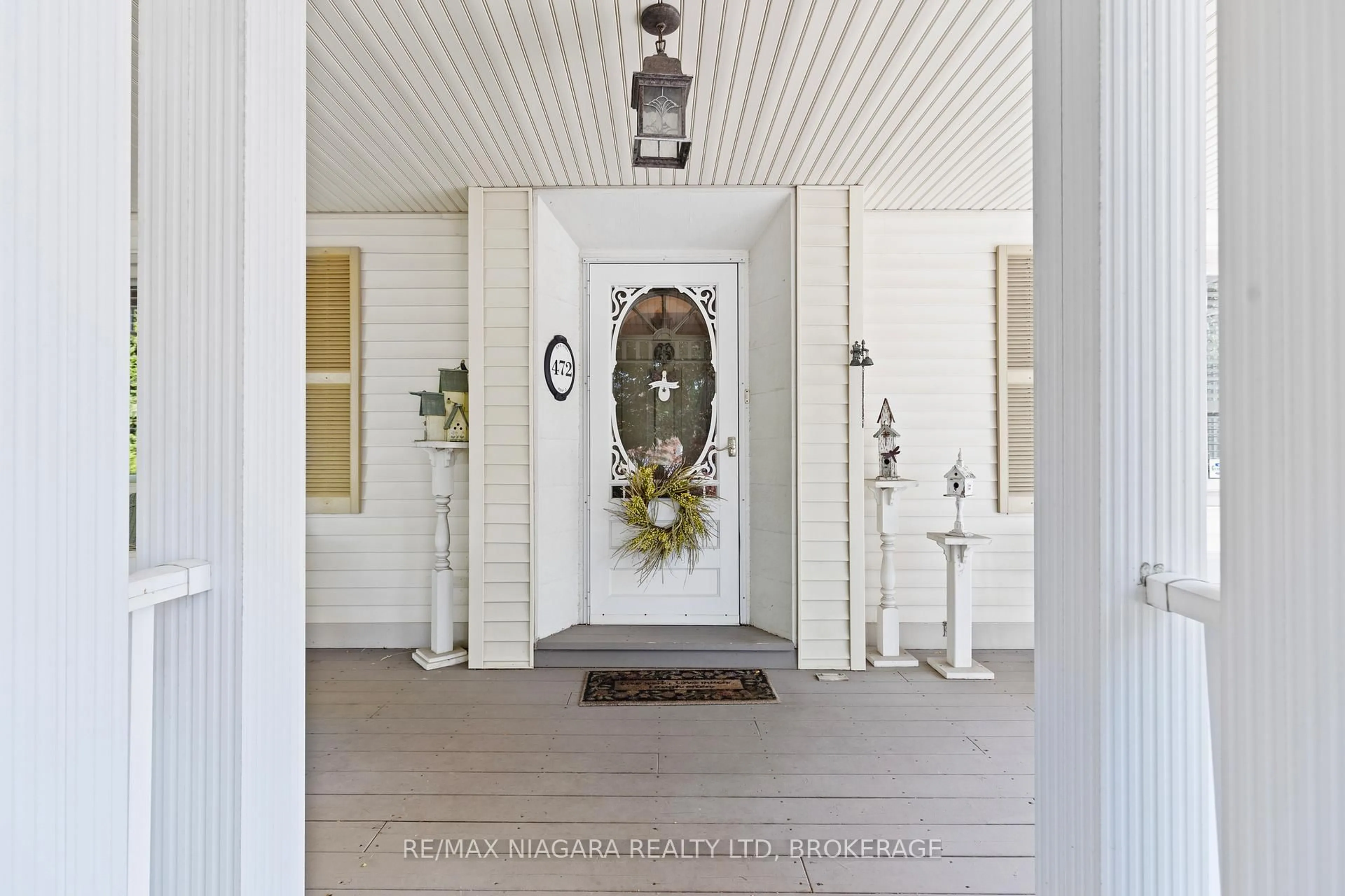 Indoor entryway for 472 Geneva St, St. Catharines Ontario L2N 2H5