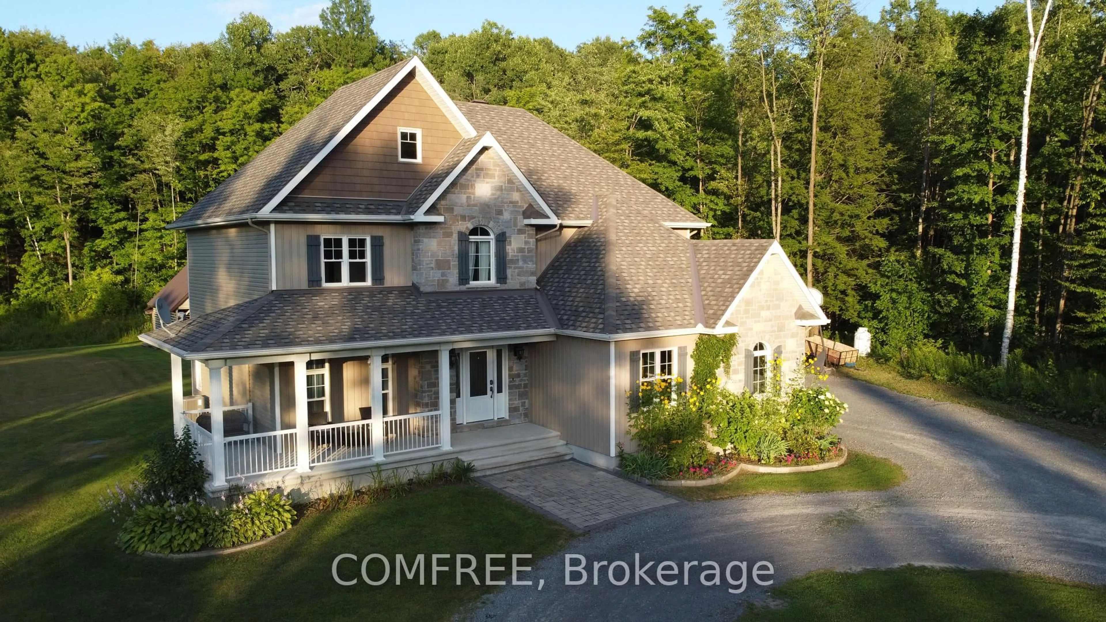 A pic from outside/outdoor area/front of a property/back of a property/a pic from drone, building for 1591 Bouvier Rd, Clarence-Rockland Ontario K0A 1N0