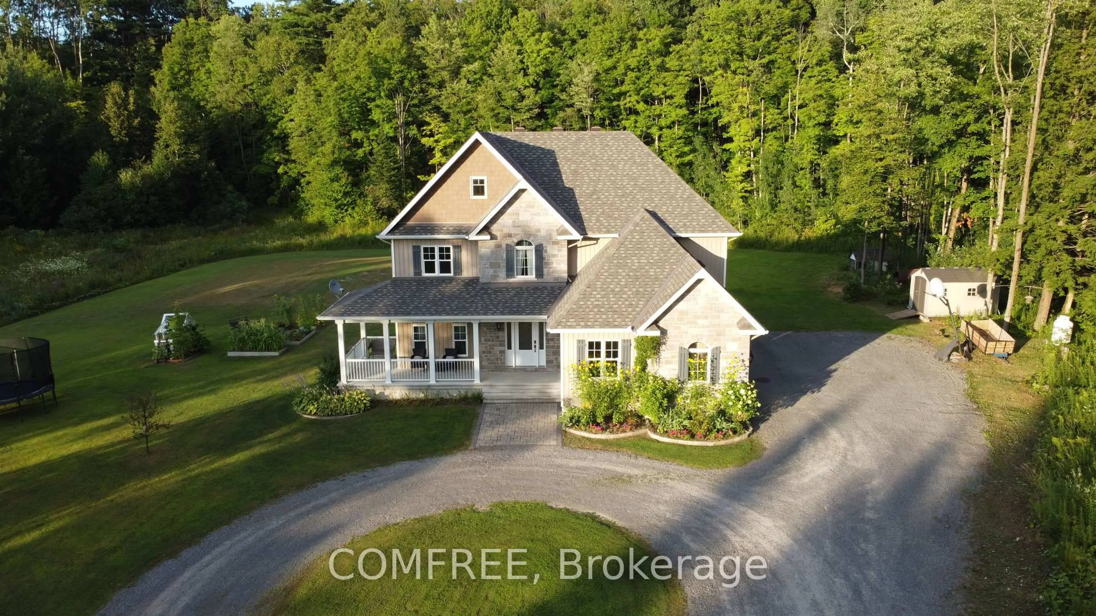 A pic from outside/outdoor area/front of a property/back of a property/a pic from drone, building for 1591 Bouvier Rd, Clarence-Rockland Ontario K0A 1N0
