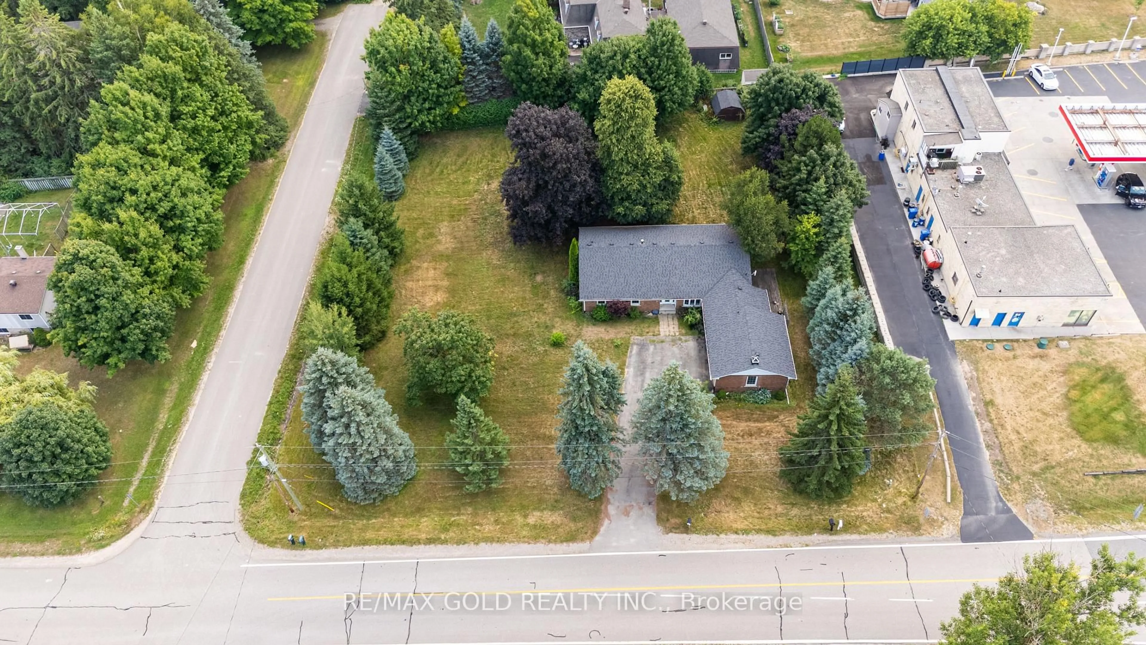 A pic from outside/outdoor area/front of a property/back of a property/a pic from drone, street for 3 Cedar Grove Rd, Mono Ontario L9W 6X6