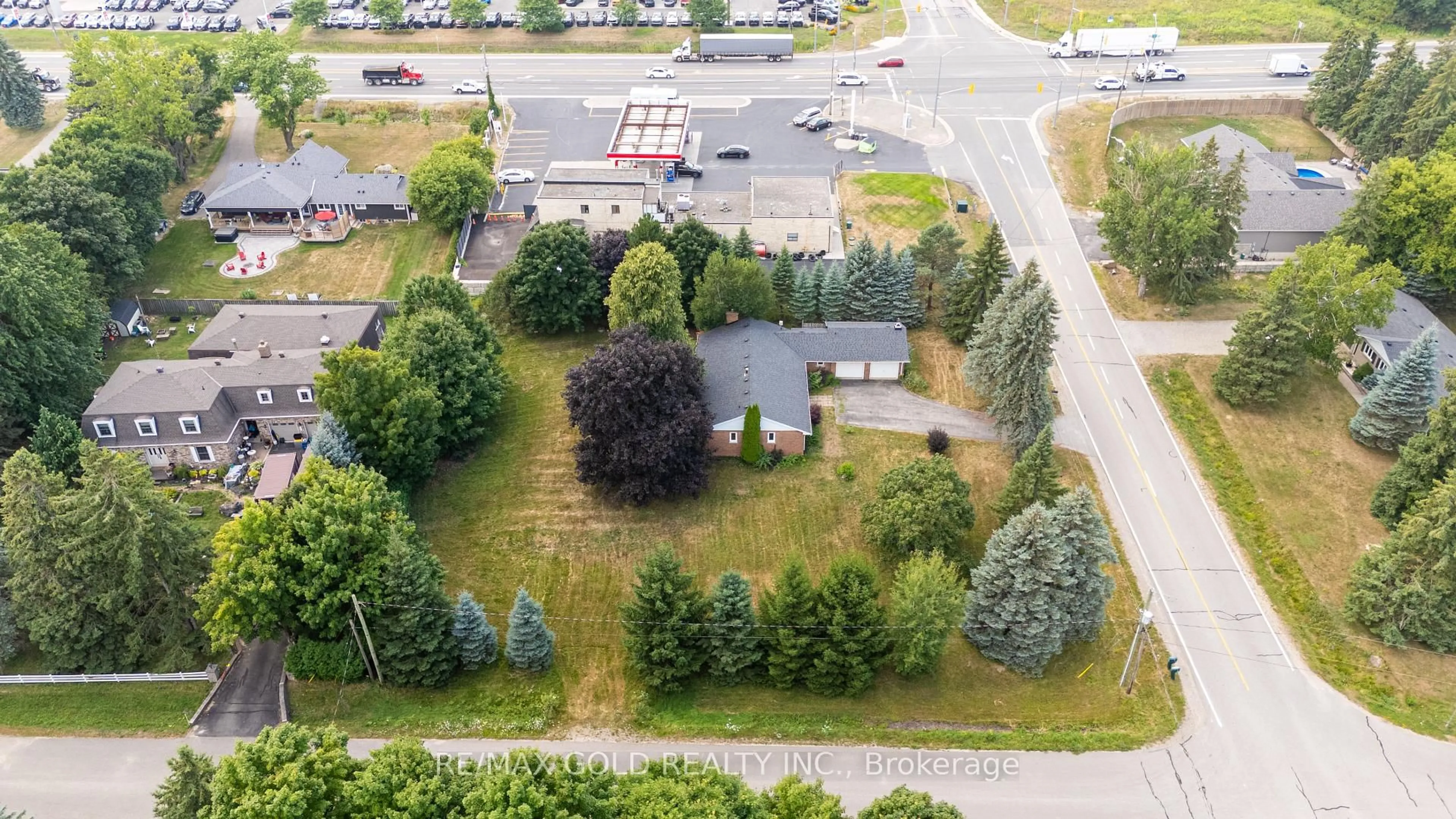 A pic from outside/outdoor area/front of a property/back of a property/a pic from drone, unknown for 3 Cedar Grove Rd, Mono Ontario L9W 6X6
