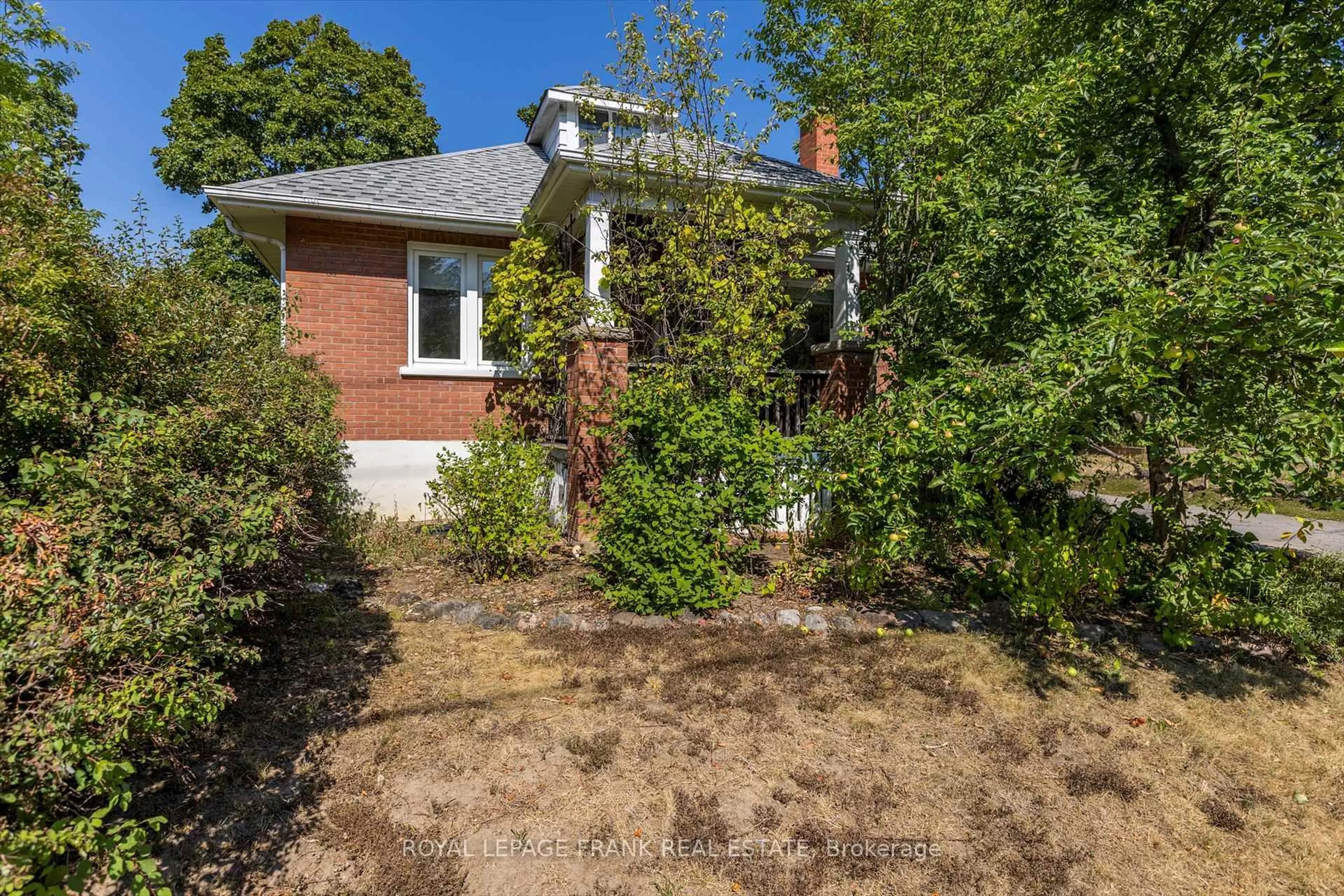 A pic from outside/outdoor area/front of a property/back of a property/a pic from drone, street for 720 Bethune St, Peterborough North Ontario K9H 4A4
