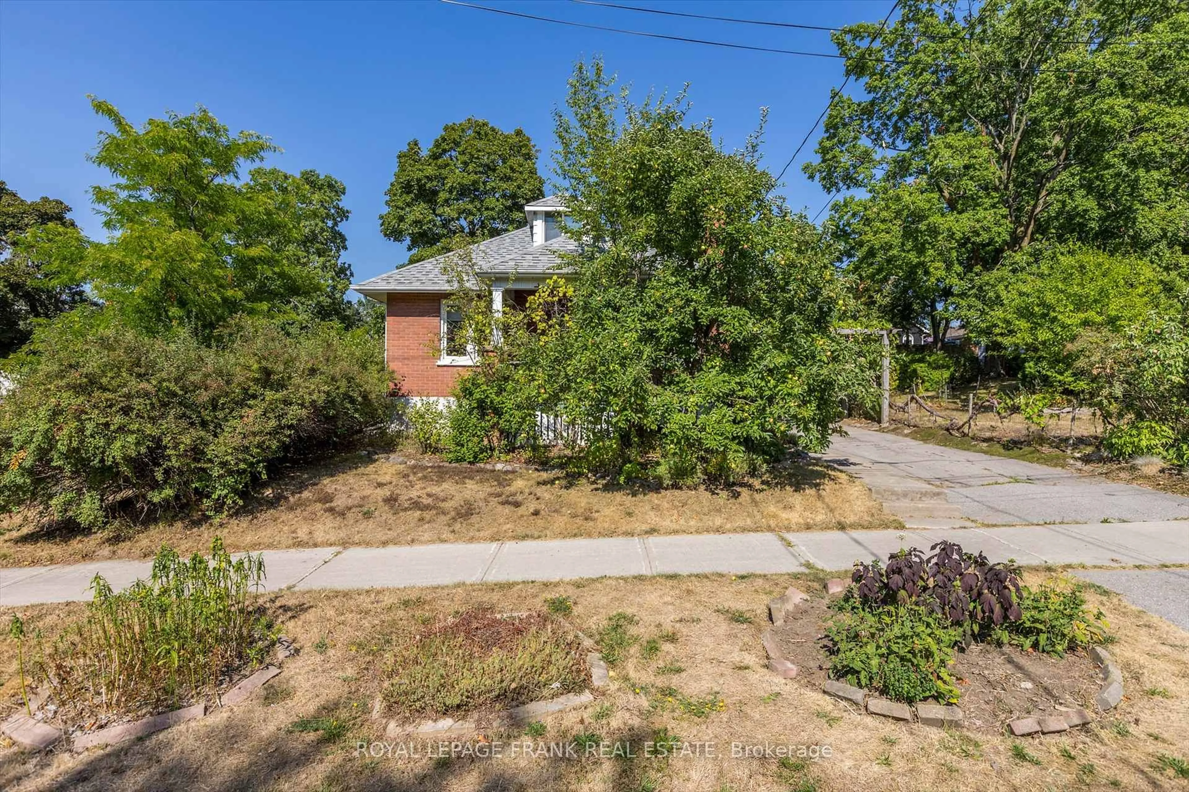 A pic from outside/outdoor area/front of a property/back of a property/a pic from drone, street for 720 Bethune St, Peterborough North Ontario K9H 4A4